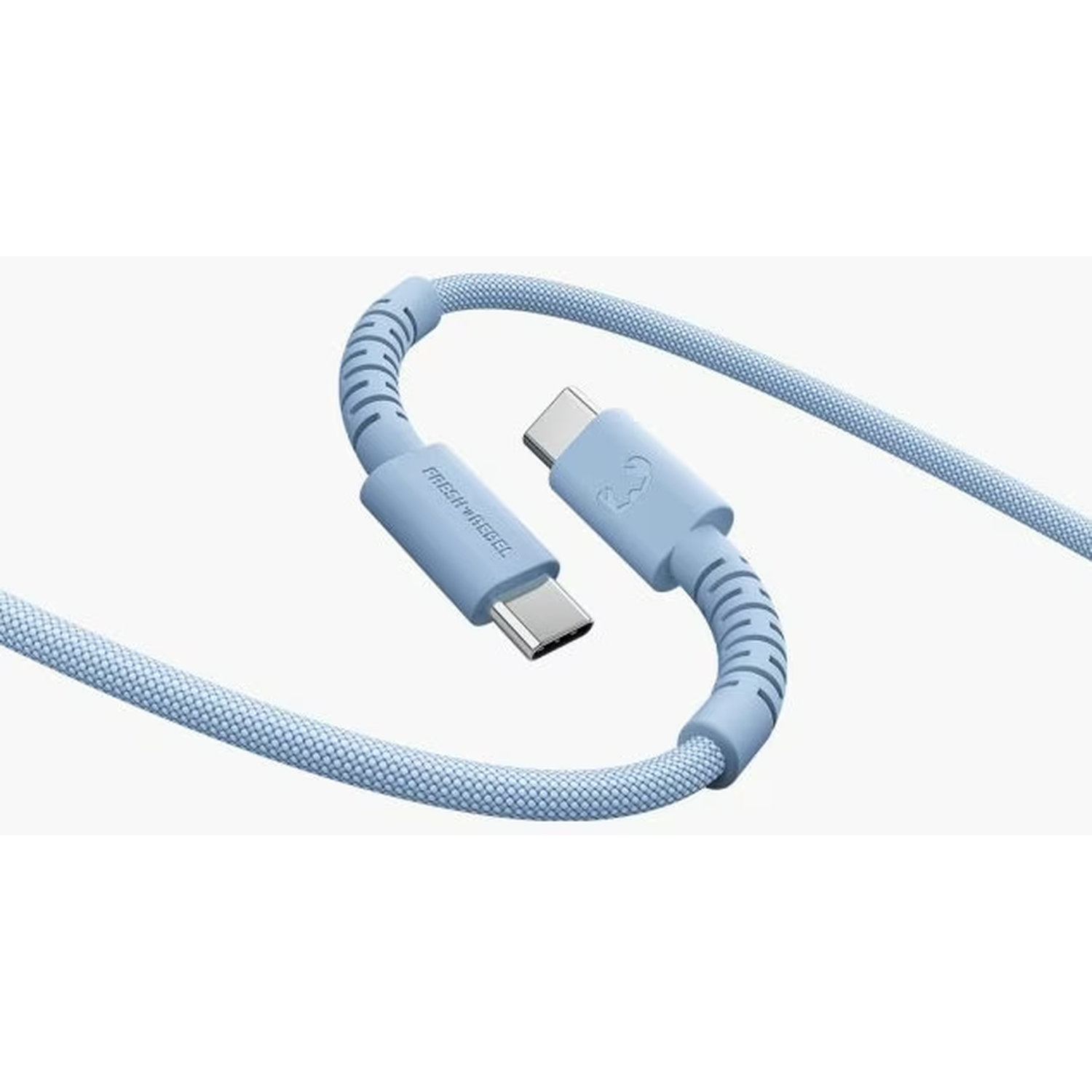 Een lichtblauwe USB-C-kabel tegen een witte achtergrond. De kabel heeft twee connectoren met een gevlochten snoer.