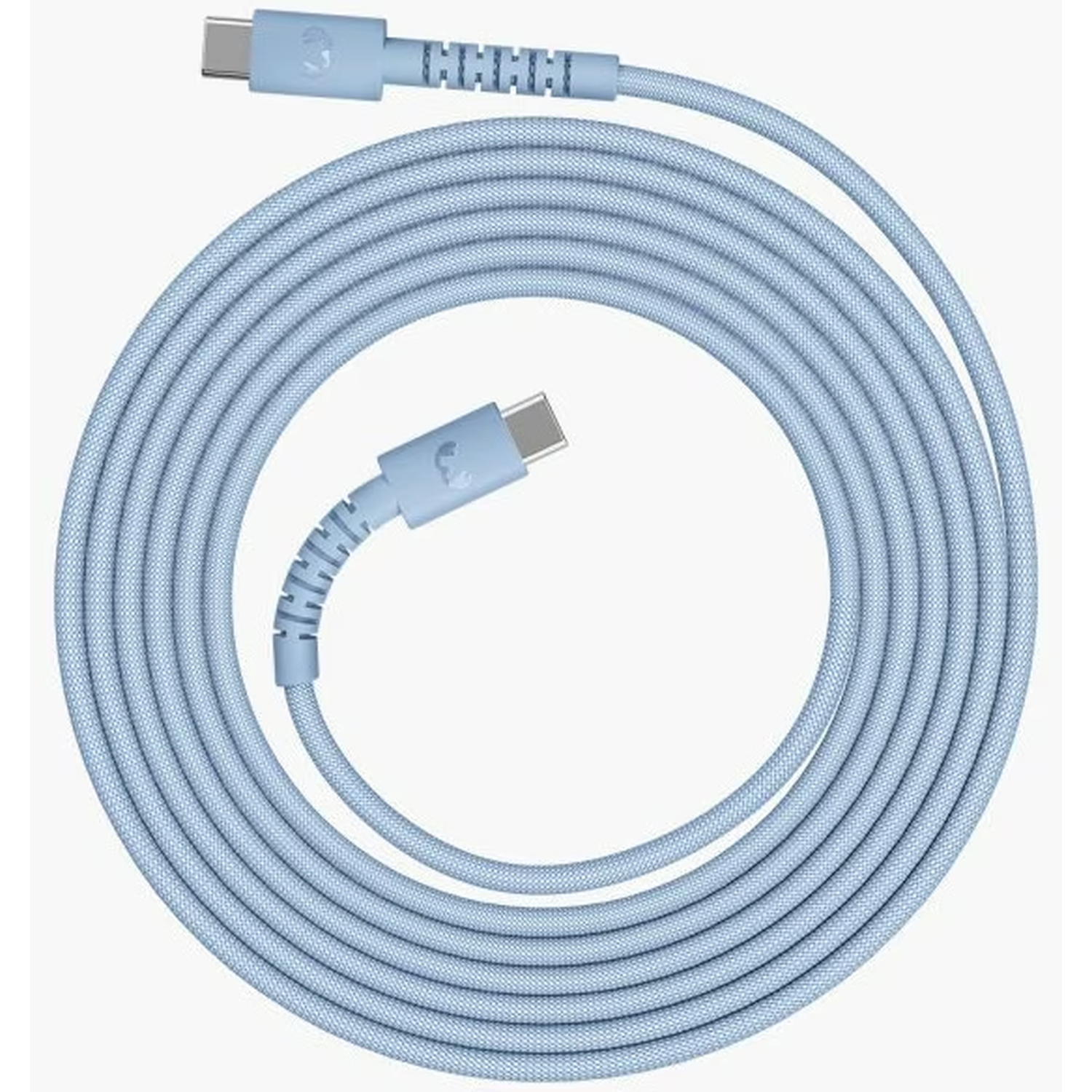 Een lichtblauwe USB-C oplaadkabel is opgerold. Er zitten connectoren aan beide uiteinden. De kabel heeft een geweven textuur en een witte achtergrond.