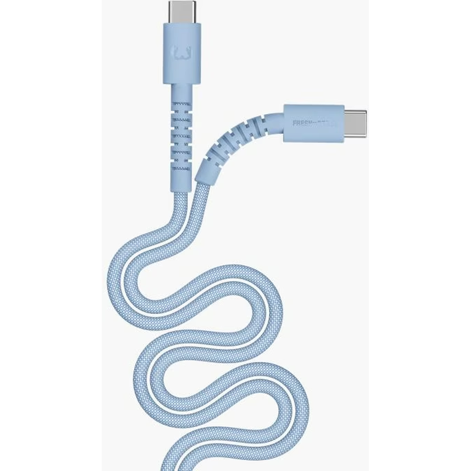 Een lichtblauwe USB-C-kabel met twee connectoren, één bovenaan en één rechts. De kabel is gebogen en heeft een geweven textuur.