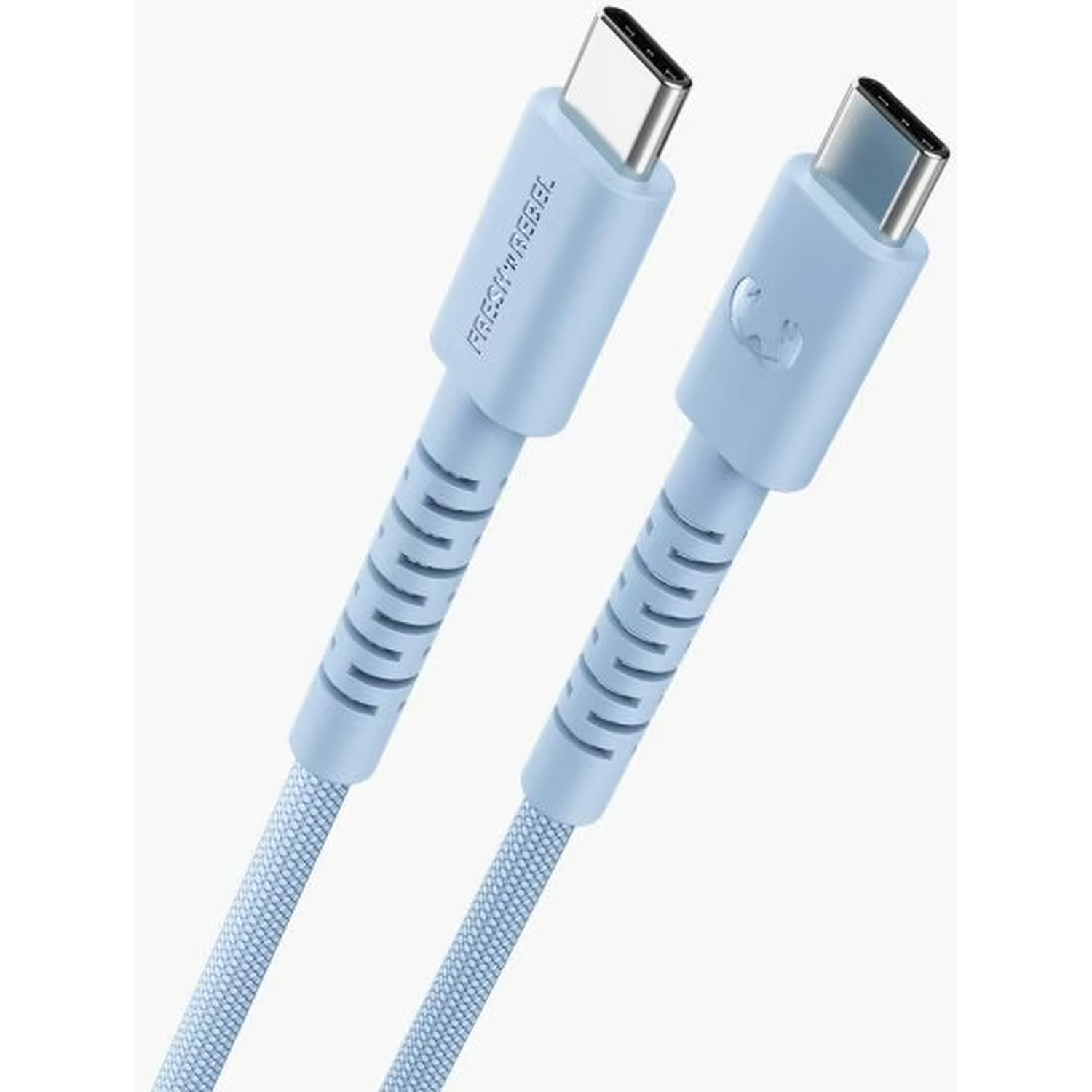Twee lichtblauwe USB-C-kabels met zilveren connectoren, schuin op een witte achtergrond. Eén kabel heeft de merknaam.