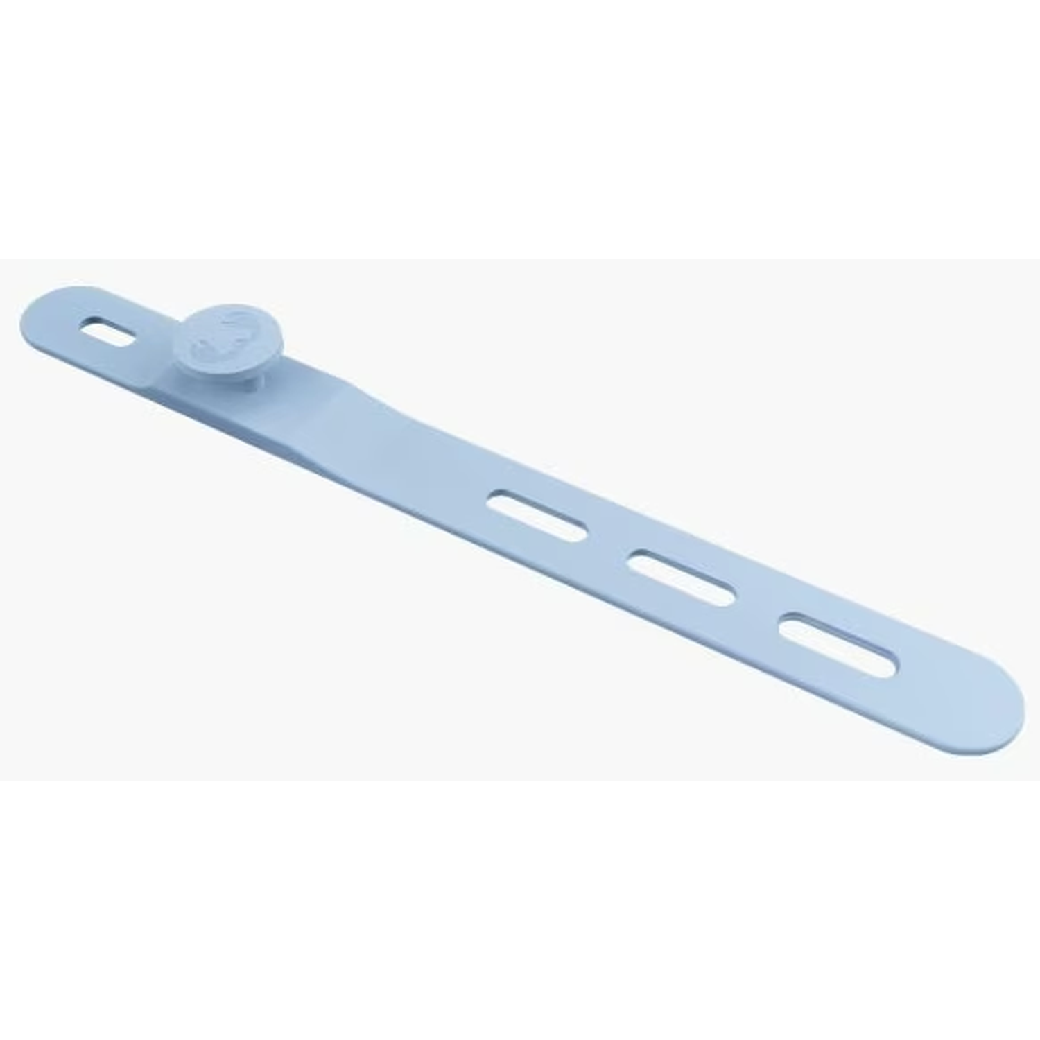 Een lichtblauwe plastic band met een knoop en meerdere gaten. Het staat op een witte achtergrond. De band staat schuin.