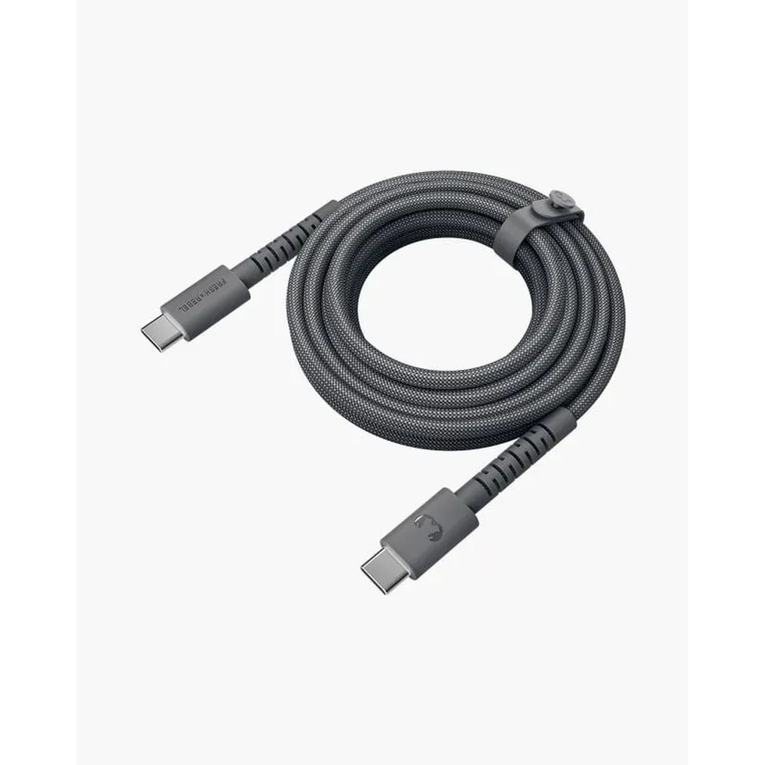 Een grijze USB-C-kabel netjes opgerold. De kabel is dik en gevlochten. Een riem houdt de spoel vast. De connectoren zijn zichtbaar.