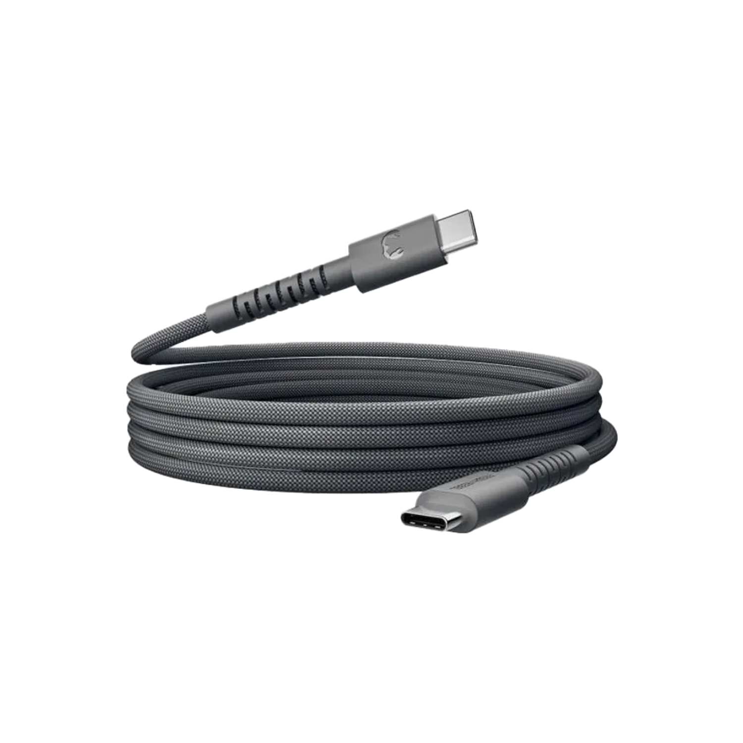 Un câble de chargement USB-C gris foncé sur fond noir. Le câble est enroulé, avec des connecteurs visibles à chaque extrémité.
