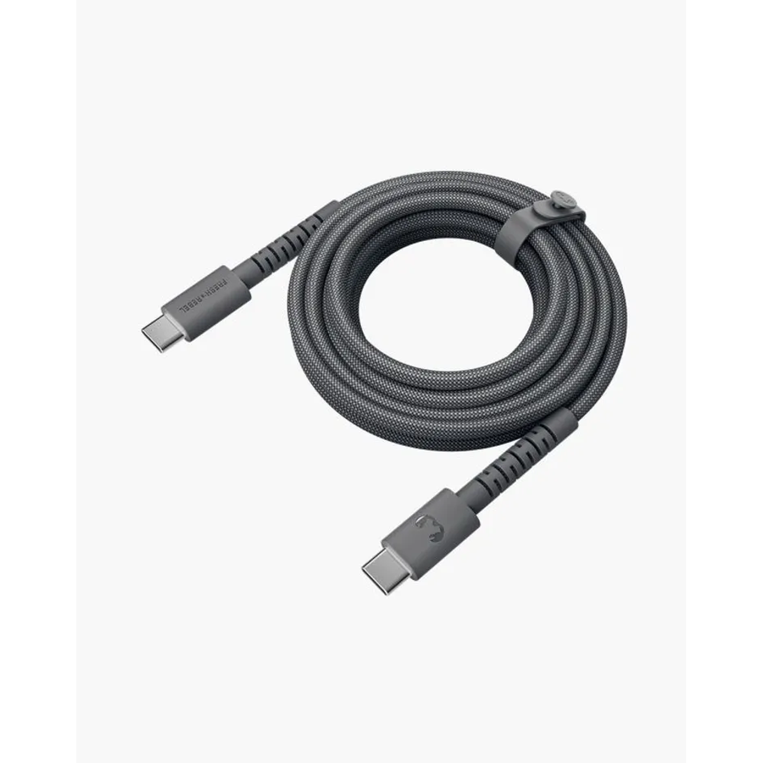 Un câble USB-C gris enroulé, avec des fiches à chaque extrémité. Une sangle fixe la bobine. Le nom de la marque est visible sur une fiche.
