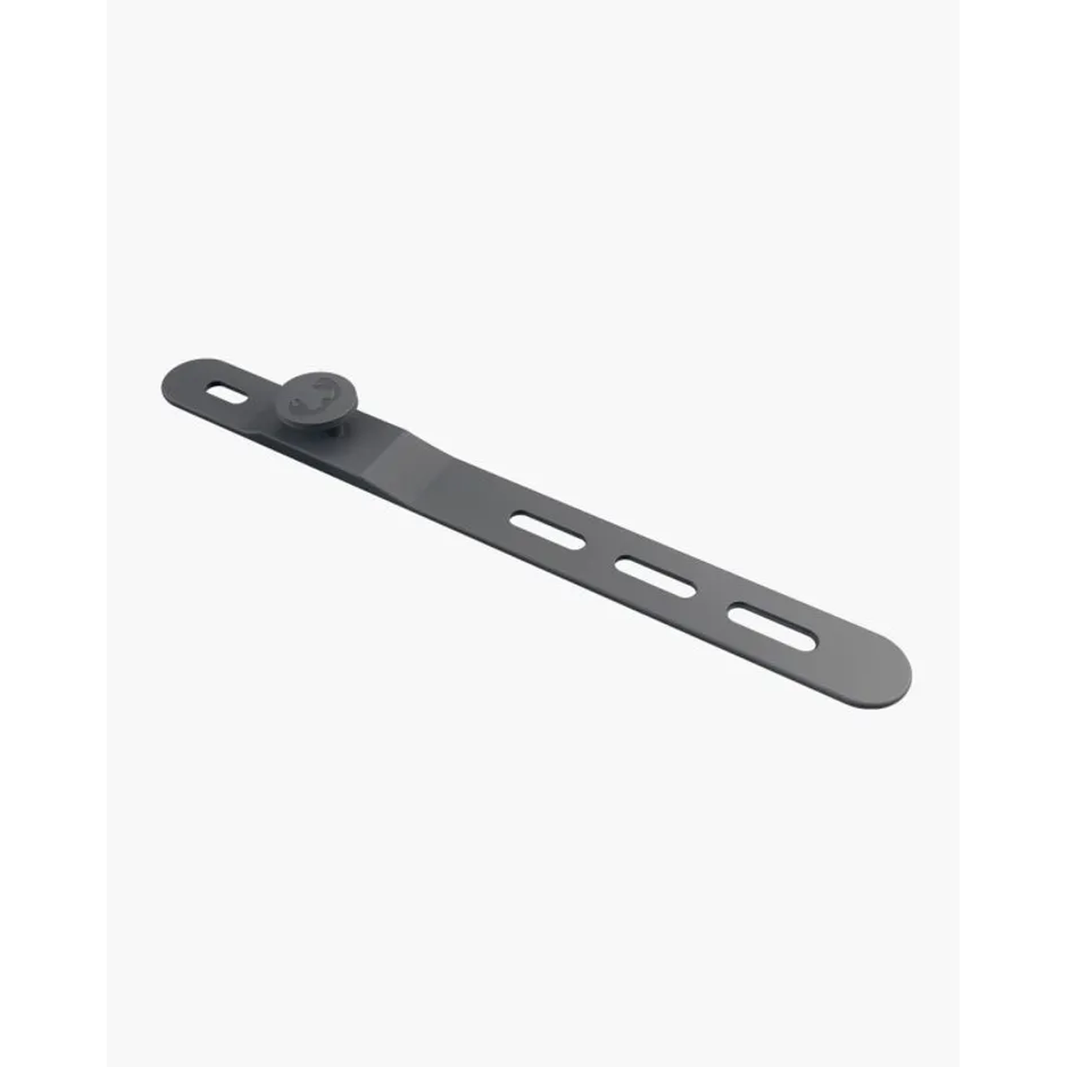 Un support métallique gris est disposé en diagonale. Il possède un bouton circulaire et plusieurs trous oblongs le long de sa longueur, sur fond blanc.