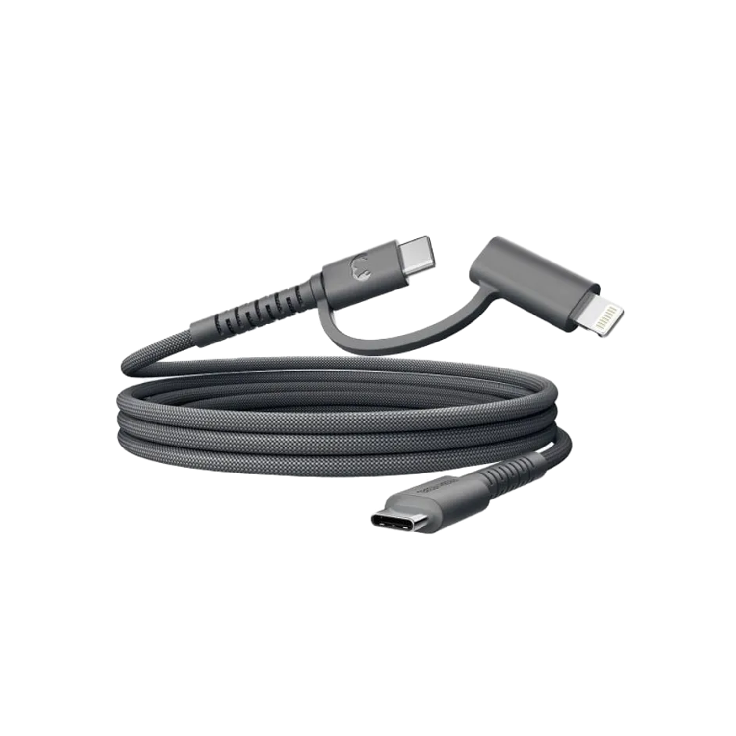 Een donkergrijze oplaadkabel met drie connectoren: USB-C, Lightning en USB-C. De kabel staat op een zwarte achtergrond.