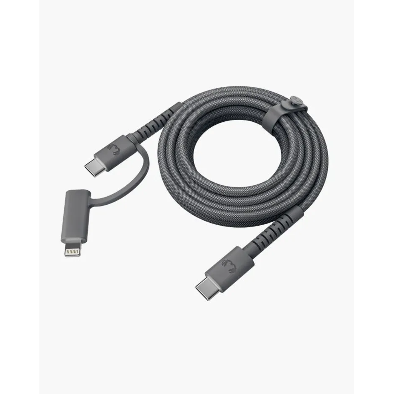 Een grijze oplaadkabel met USB-C- en Lightning-connectoren, opgerold en vastgezet met een band, geïsoleerd tegen een witte achtergrond.