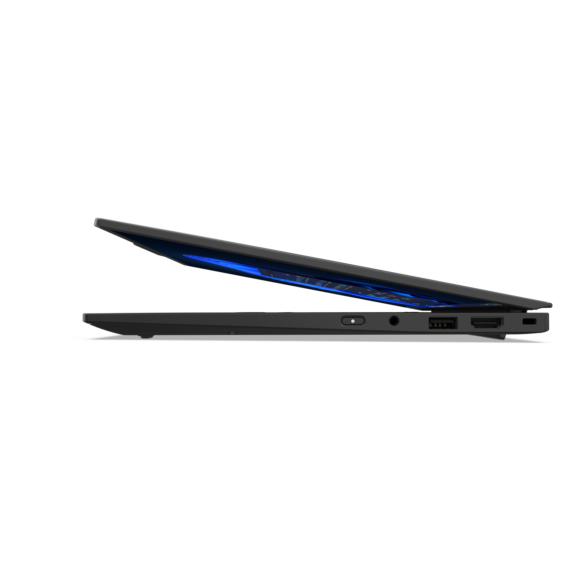 Ein schwarzer Laptop ist leicht geöffnet und zeigt einen blau beleuchteten Bildschirm. Das Seitenprofil zeigt Anschlüsse und einen Kopfhöreranschluss.