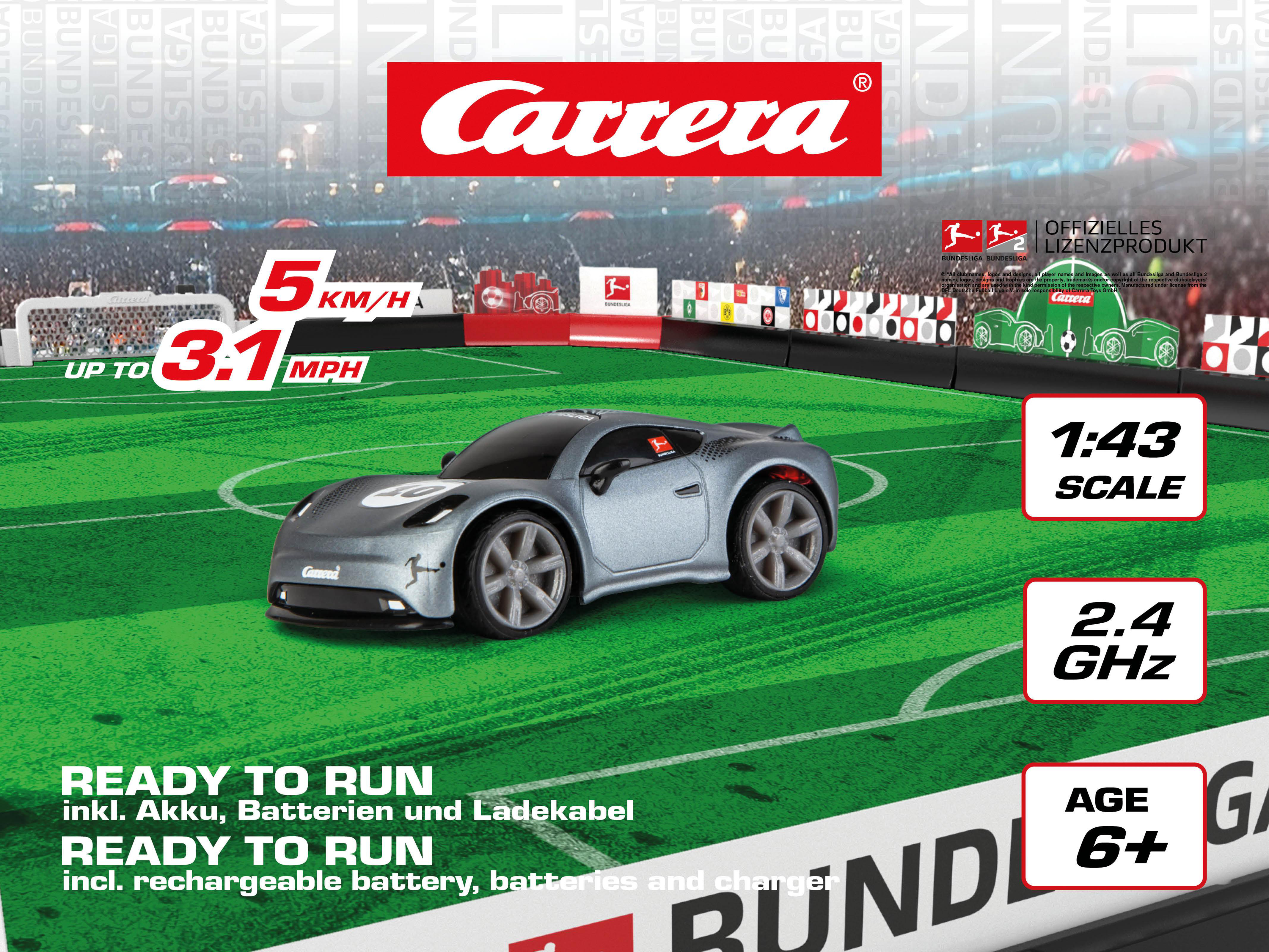 Ein silbernes Spielzeugauto auf einer grünen Rennstrecke mit Text und Logos. Die Rennstrecke ist ein Fußballfeld.