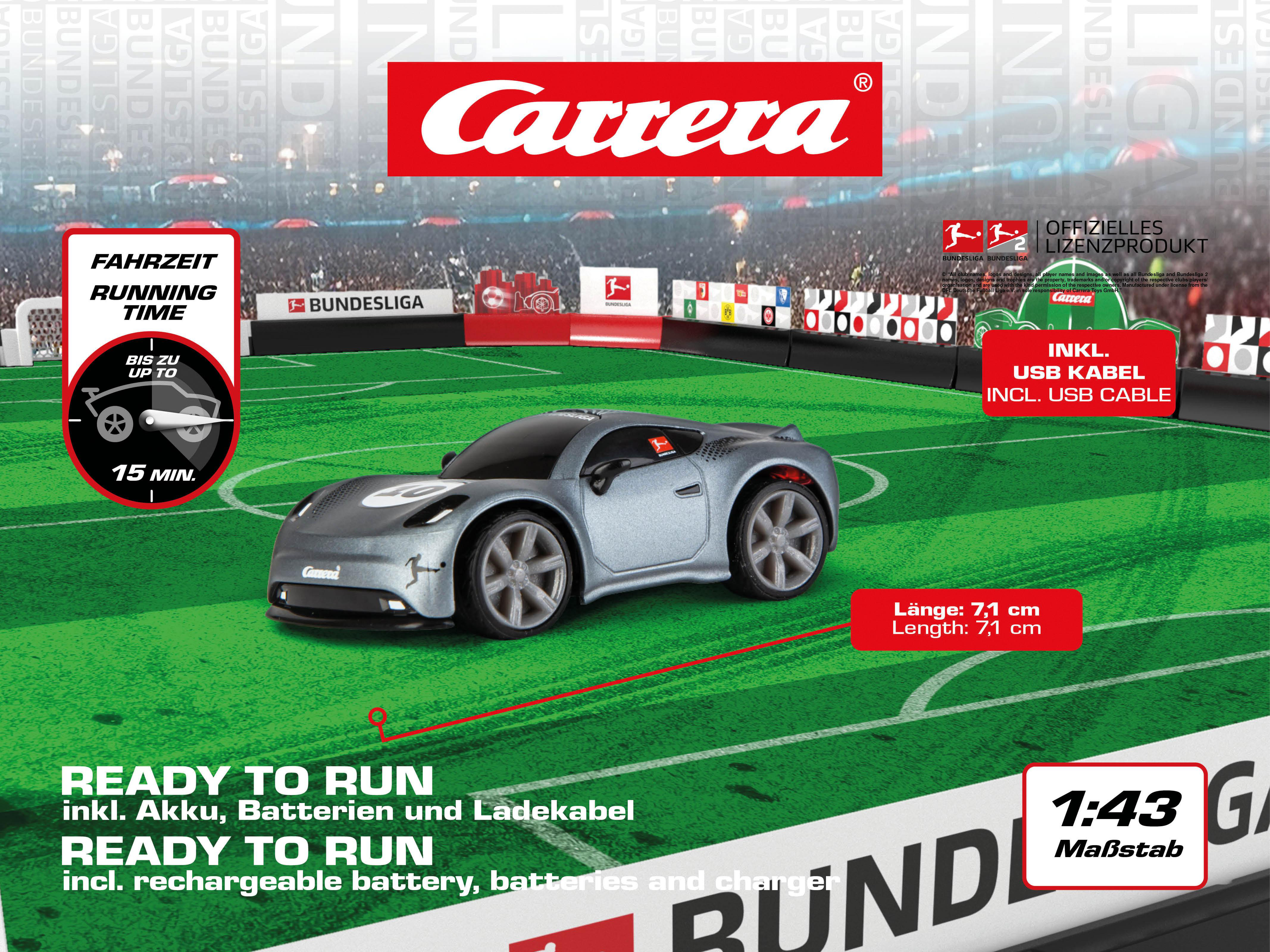 Ein silbernes Spielzeugauto auf einem grünen Feld mit Bundesliga-Branding. Es ist ein Carrera-Produkt, sofort einsatzbereit.