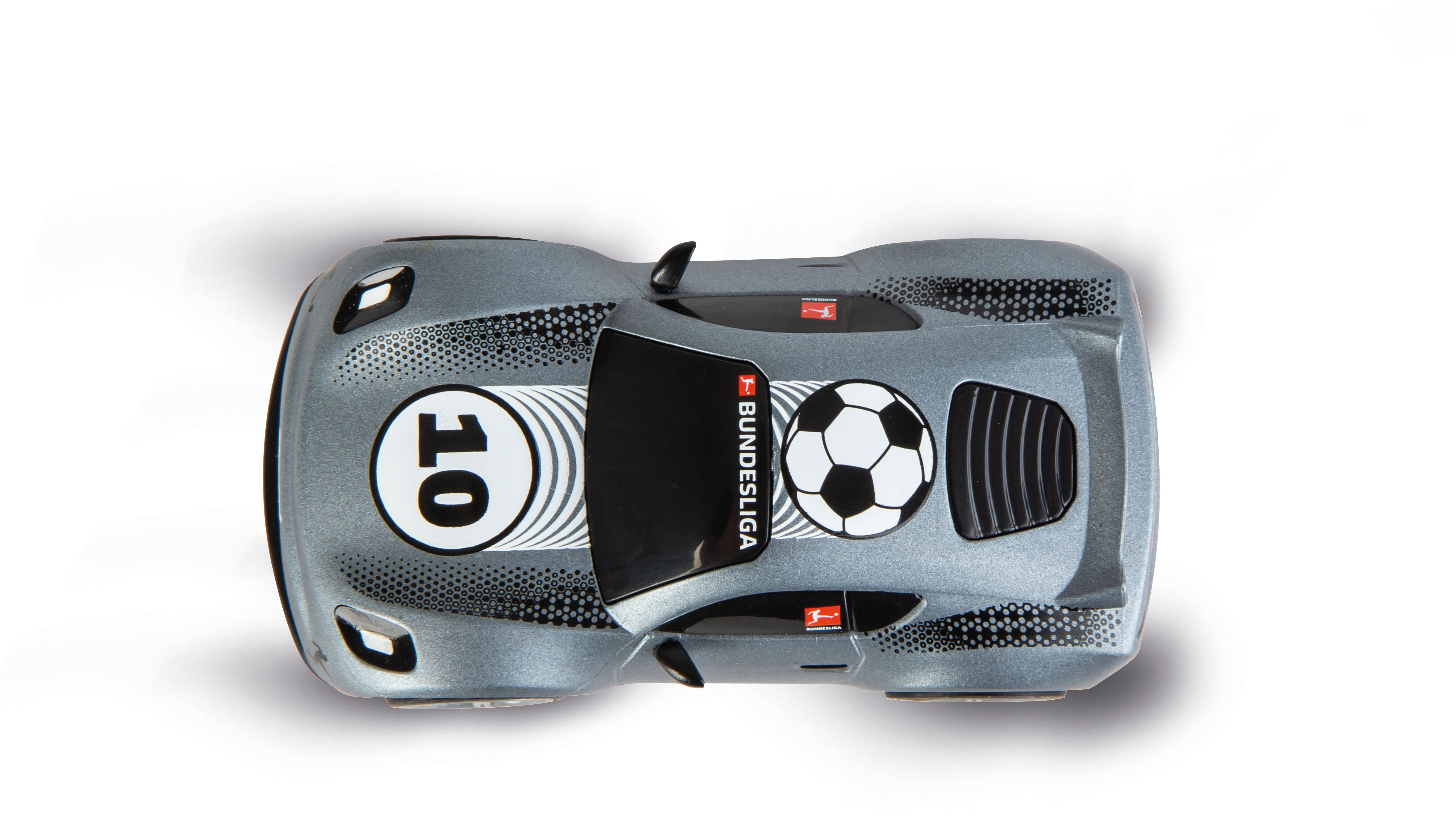 Draufsicht auf ein graues Spielzeugauto mit Fußball-Design. Es hat die Nummer 10 und das Bundesliga-Logo.