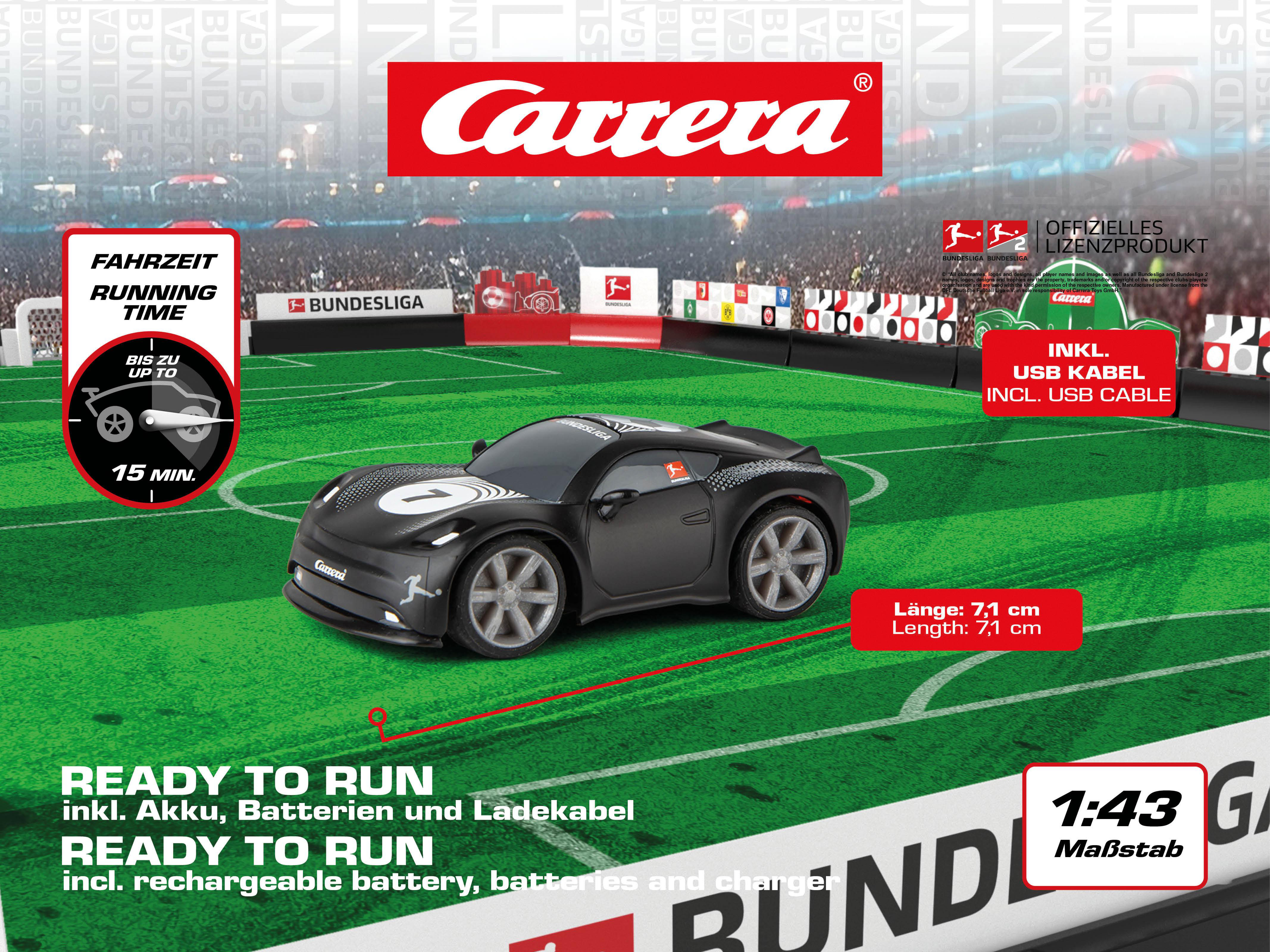 Ein schwarzes Carrera-Spielzeugauto auf einem grünen Feld. Das Auto hat die Nummer 1. Hintergrund mit Logos.