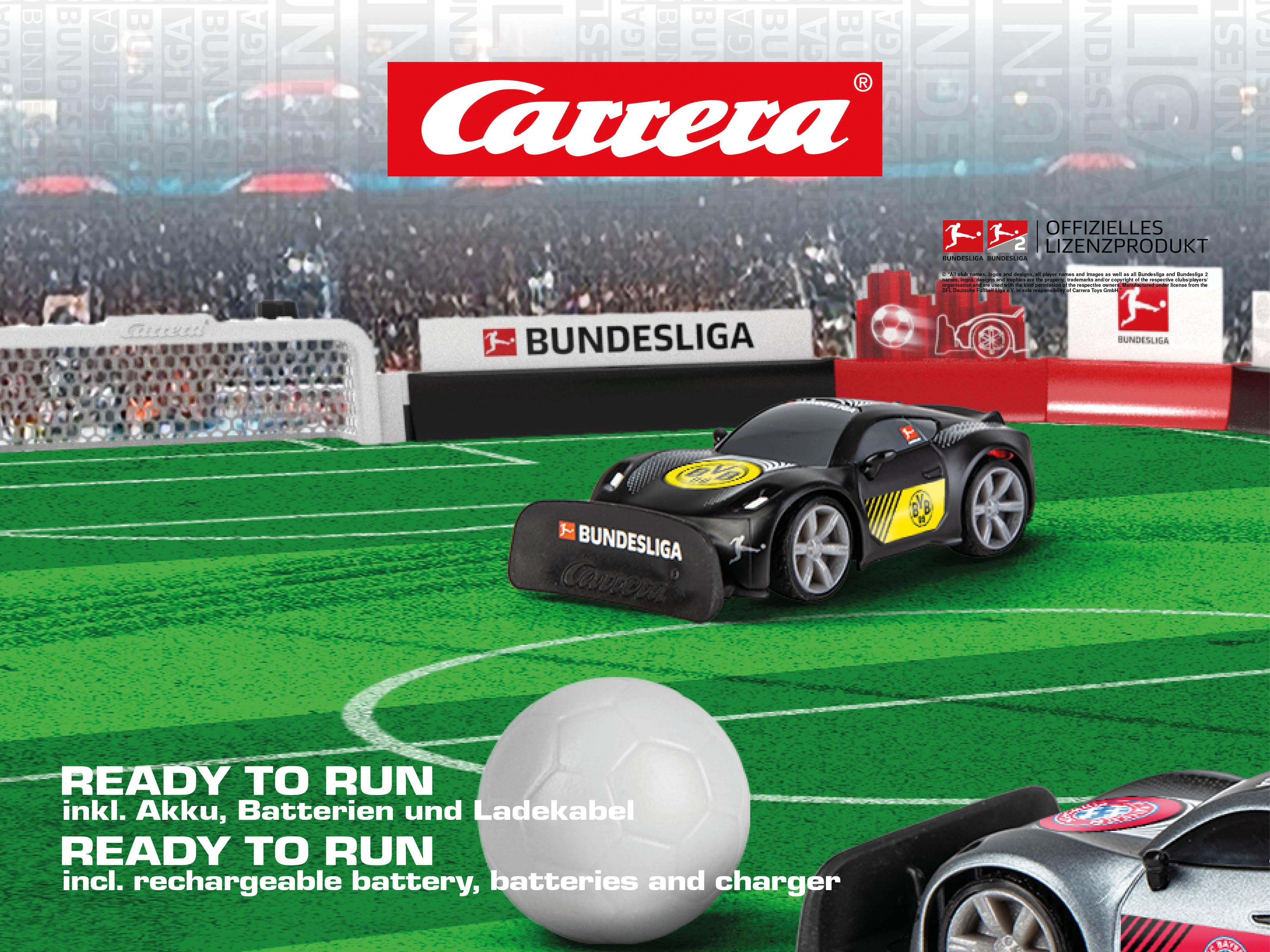 Ein schwarzes Spielzeugauto mit gelbem Logo steht auf einem grünen Feld neben einem Fußball. Der Hintergrund zeigt ein Stadion.
