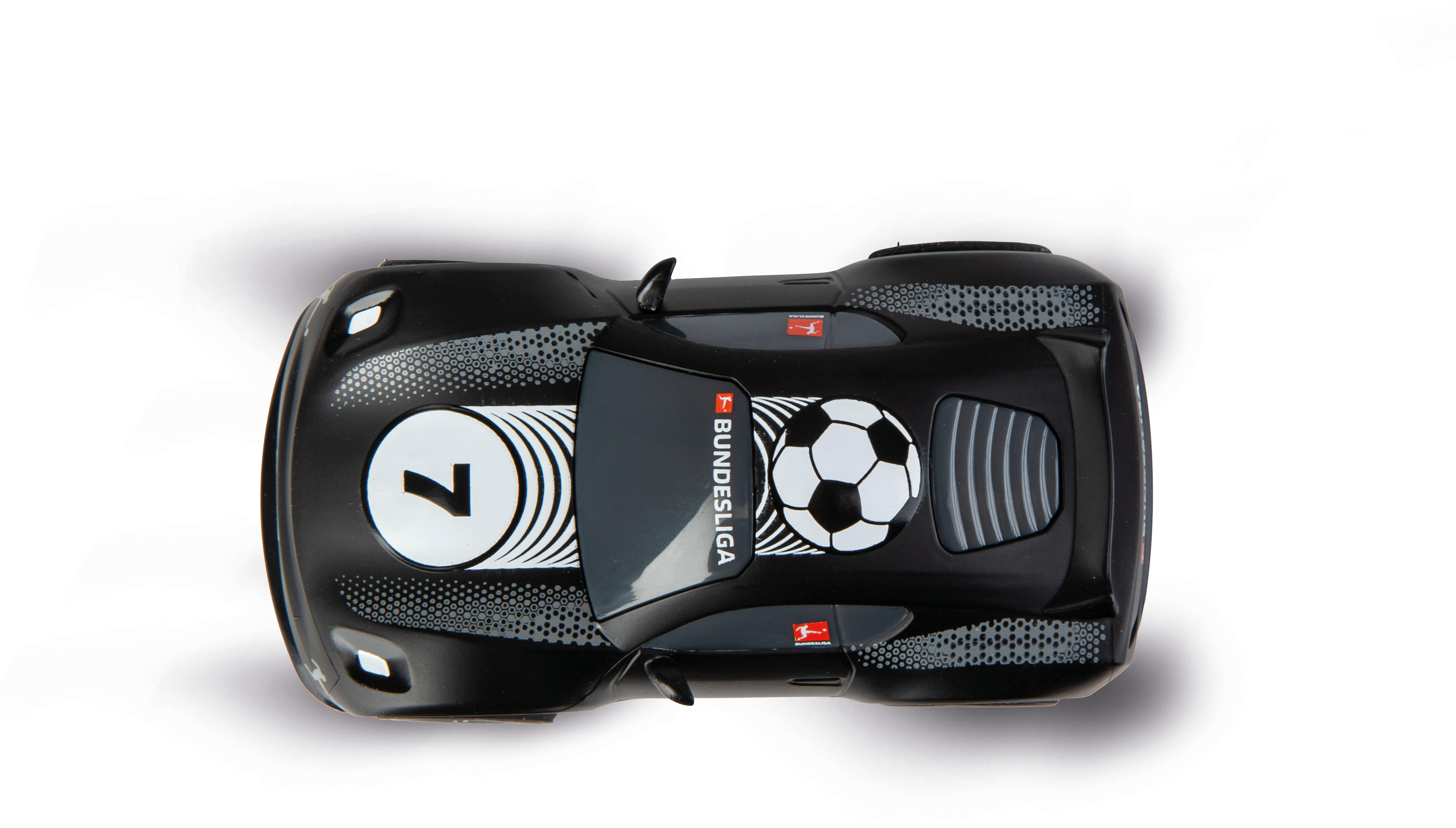 Ein schwarzes Spielzeugauto mit einem Fußball und der Zahl 7. Das Auto befindet sich auf einer weißen Oberfläche. Bundesliga-Logo ist sichtbar.