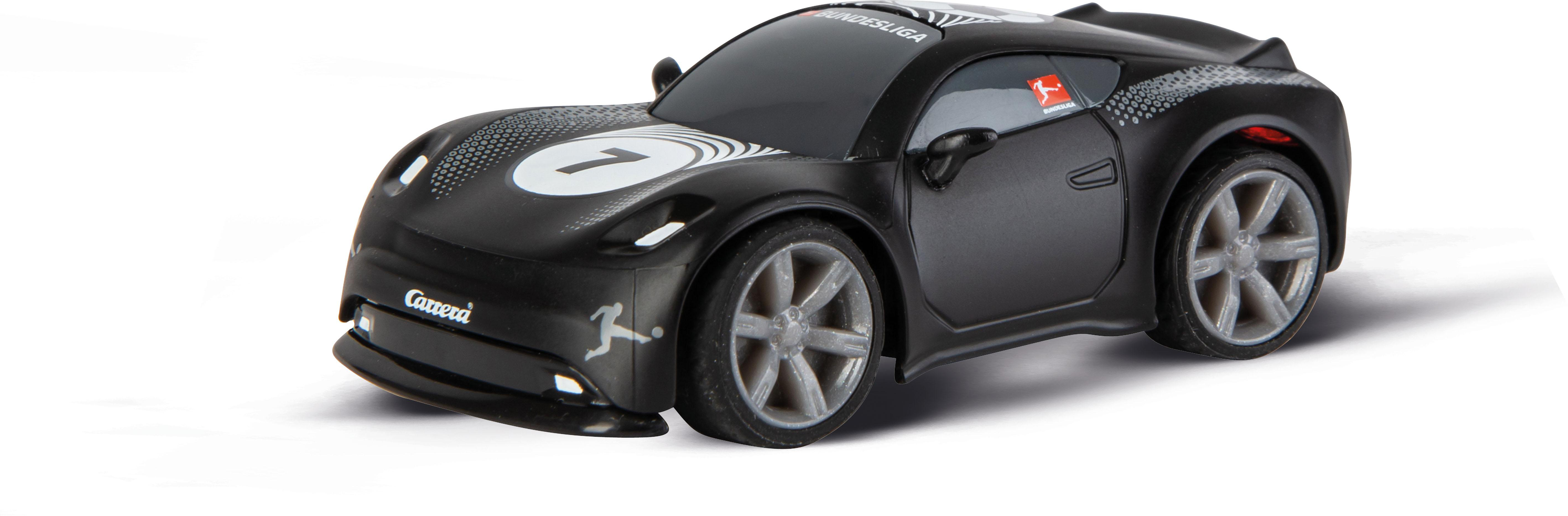 Schwarzes Spielzeugauto mit weißer Zahl 7. Es hat das Bundesliga-Logo. Marke Carrera auf der Vorderseite. Weißer Hintergrund.