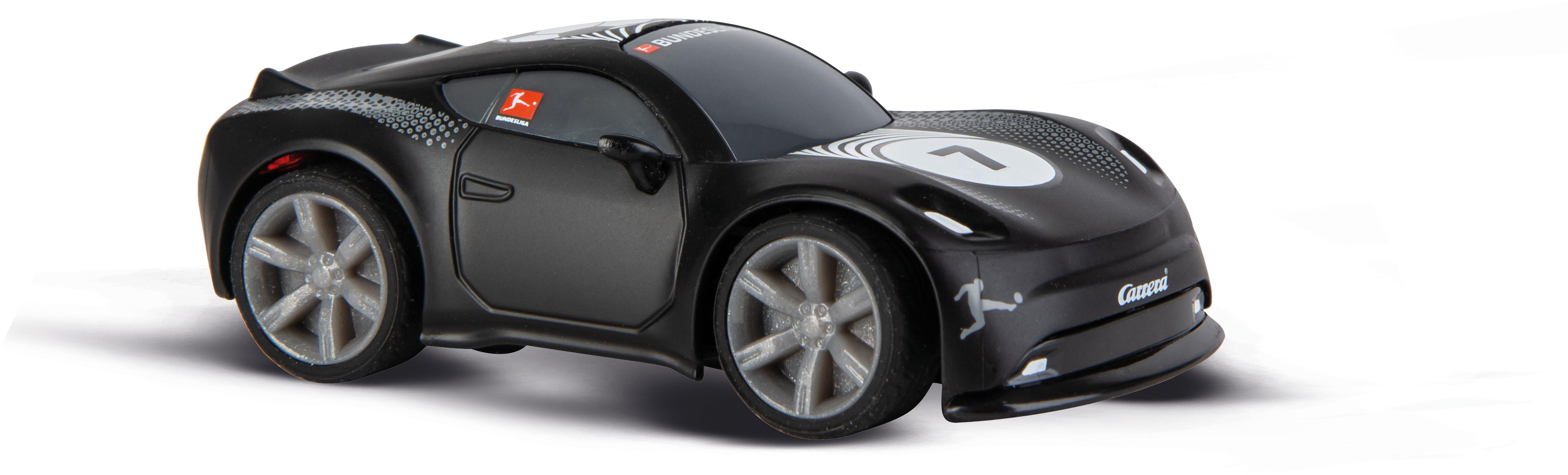 Schwarzes Spielzeugauto mit grauen Rädern. Es hat das Bundesliga-Logo und das Wort Carrera.