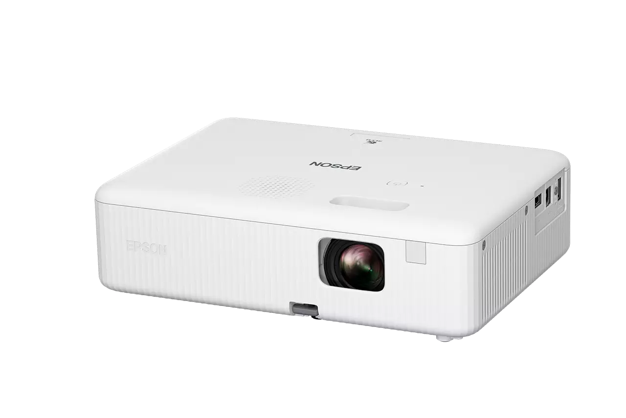 Egy fehér Epson projektor fekete háttérben. Lencséje, szellőzőnyílásai és portjai vannak. Az Epson logója látható.