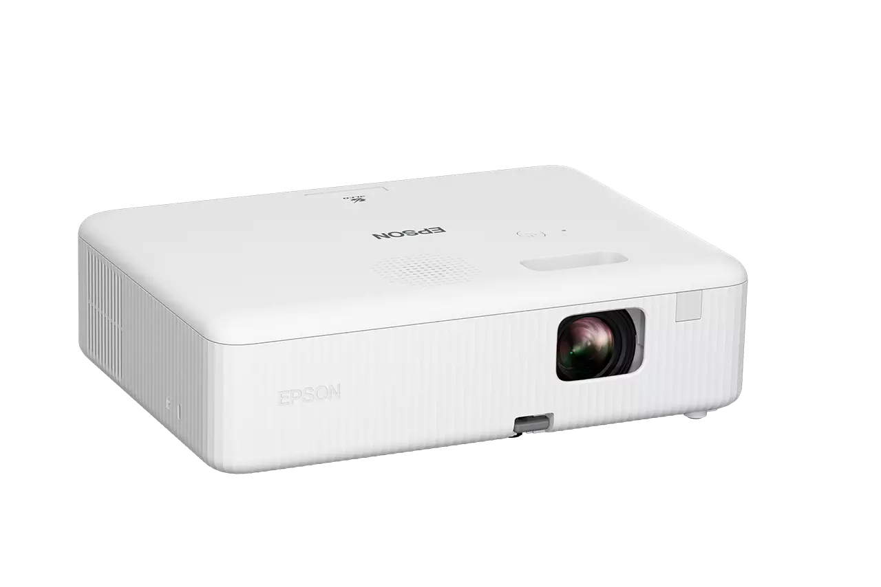 Egy fehér Epson projektor fekete háttérben. A lencse látható. Az Epson logója elöl van.