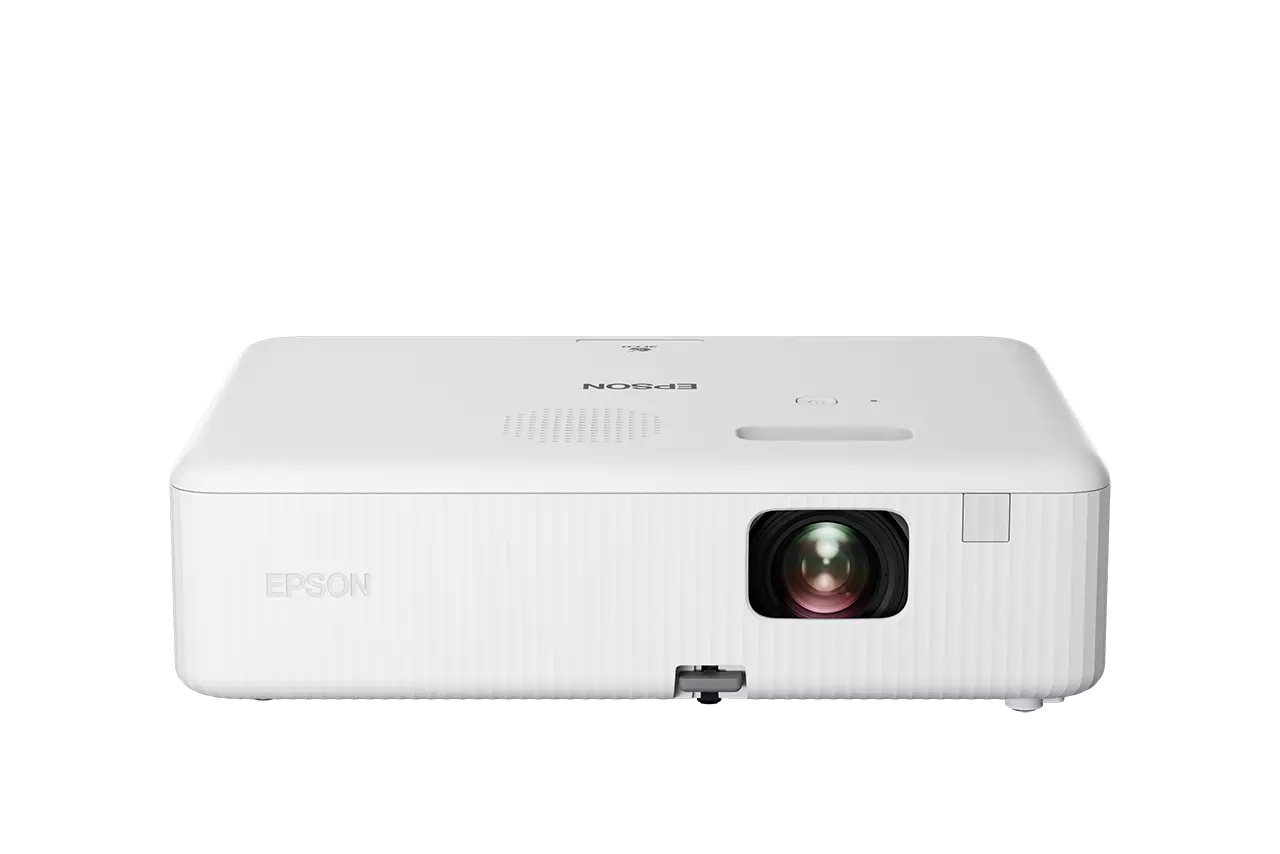 Egy fehér Epson projektor fekete háttérrel. A lencse látható. Az Epson logója elöl található.