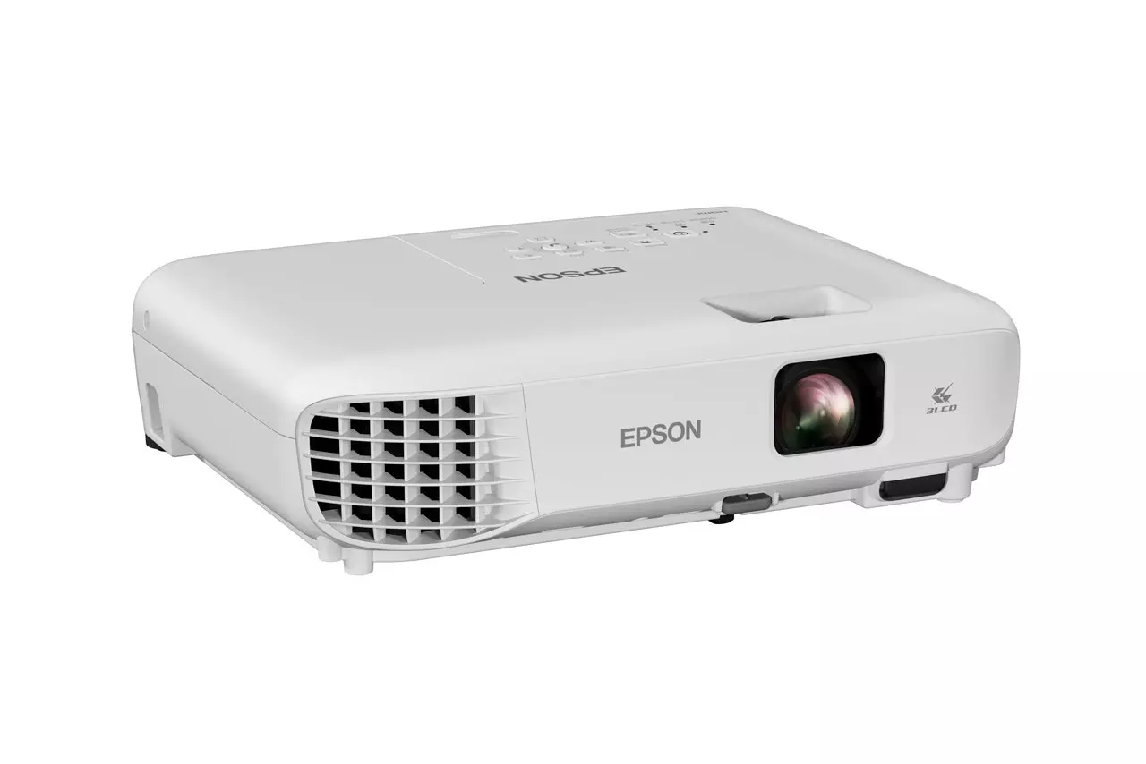 Egy fehér Epson projektor, látható márkanévvel. Lencséje és szellőzőrácsai vannak az oldalán. Fehér háttér előtt.