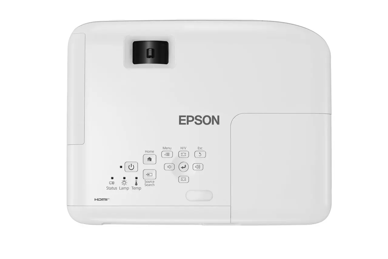 Egy fehér Epson projektor. Van rajta lencse, vezérlőgombok és az Epson logója. A HDMI port látható.