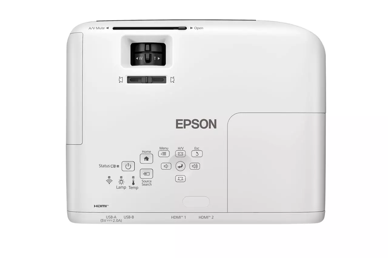 Egy fehér Epson projektor vezérlőgombokkal, portokkal és logóval. Lencséje, be-/kikapcsoló/menü gombjai és HDMI portjai vannak.