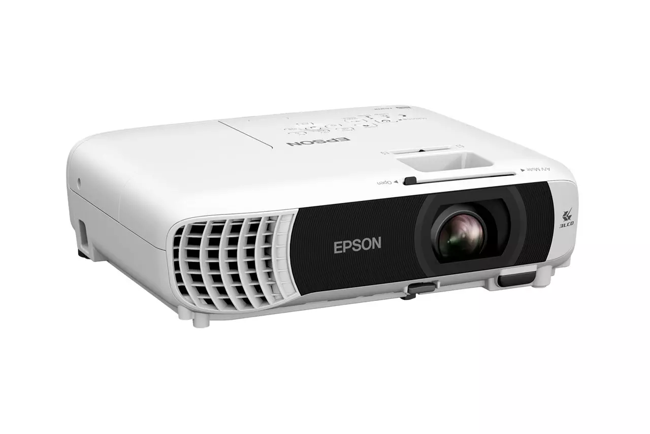 Fehér Epson projektor. Fekete részletek elöl, lencsével és márkanévvel. A tetején gombok és jelzők találhatók. Tiszta, jól megvilágított stúdiófelvétel.