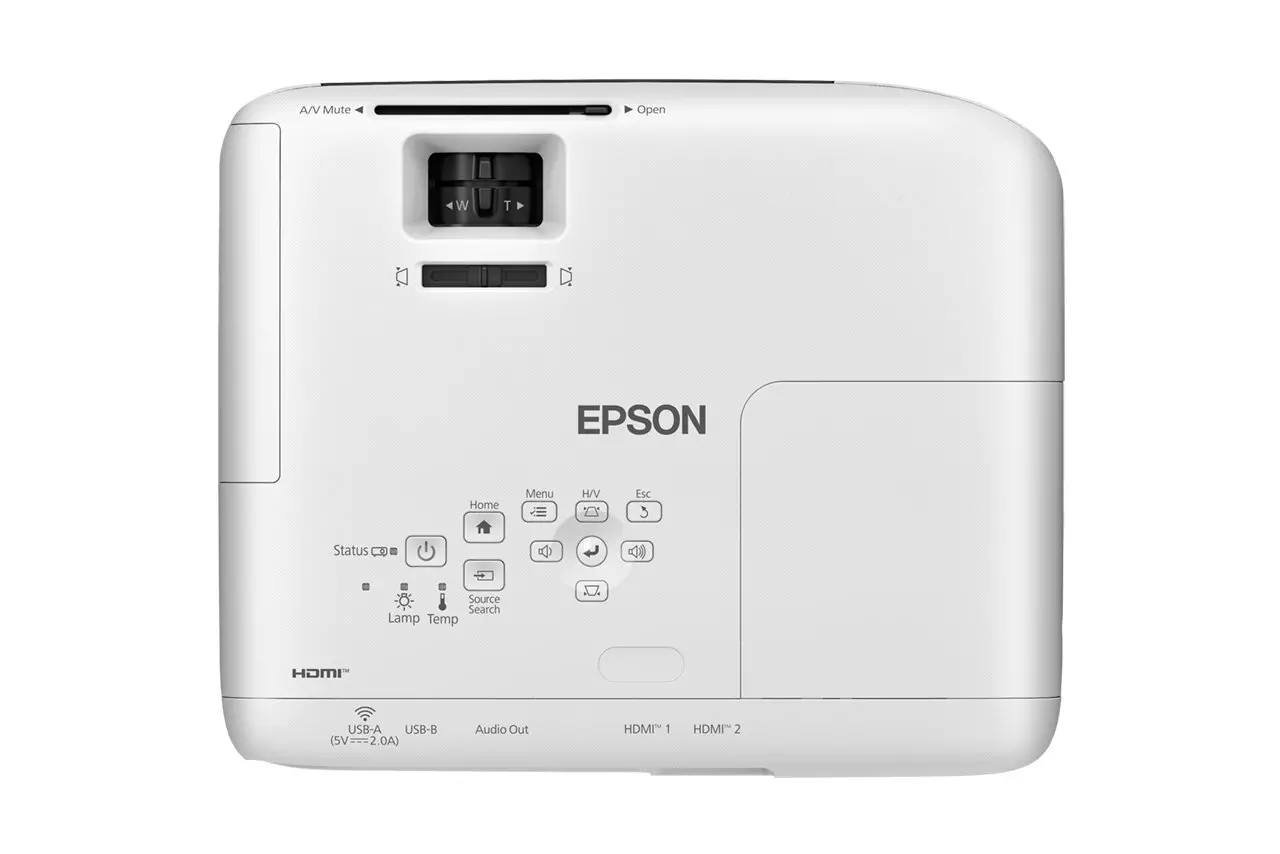 Egy fehér Epson projektor. Vezérlőgombok, lencse és különböző portok találhatók rajta. Az Epson logó látható.
