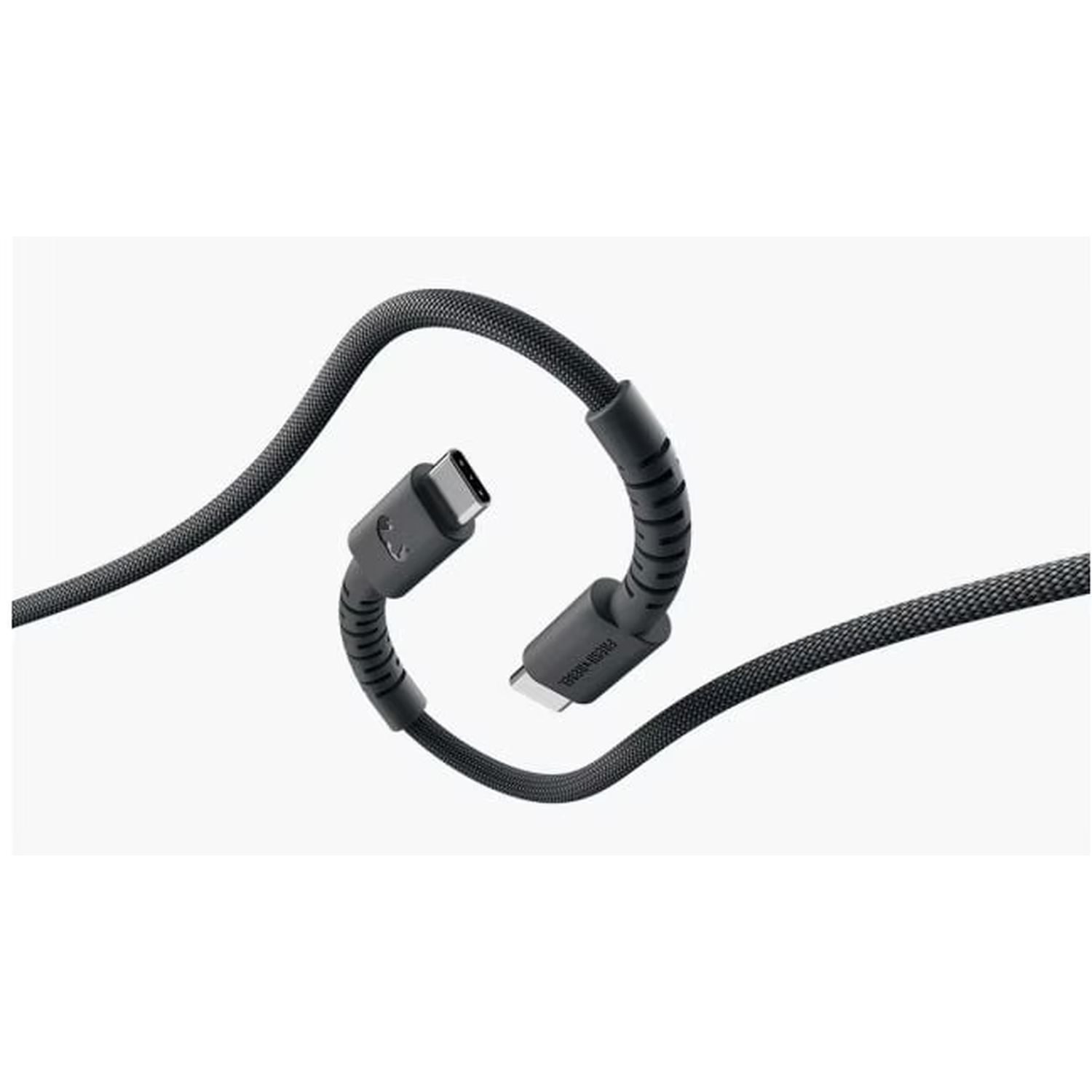 Een zwarte USB-C naar Lightning kabel. De kabel is gebogen met een gestructureerd oppervlak. Connectoren aan beide uiteinden, beide zwart.