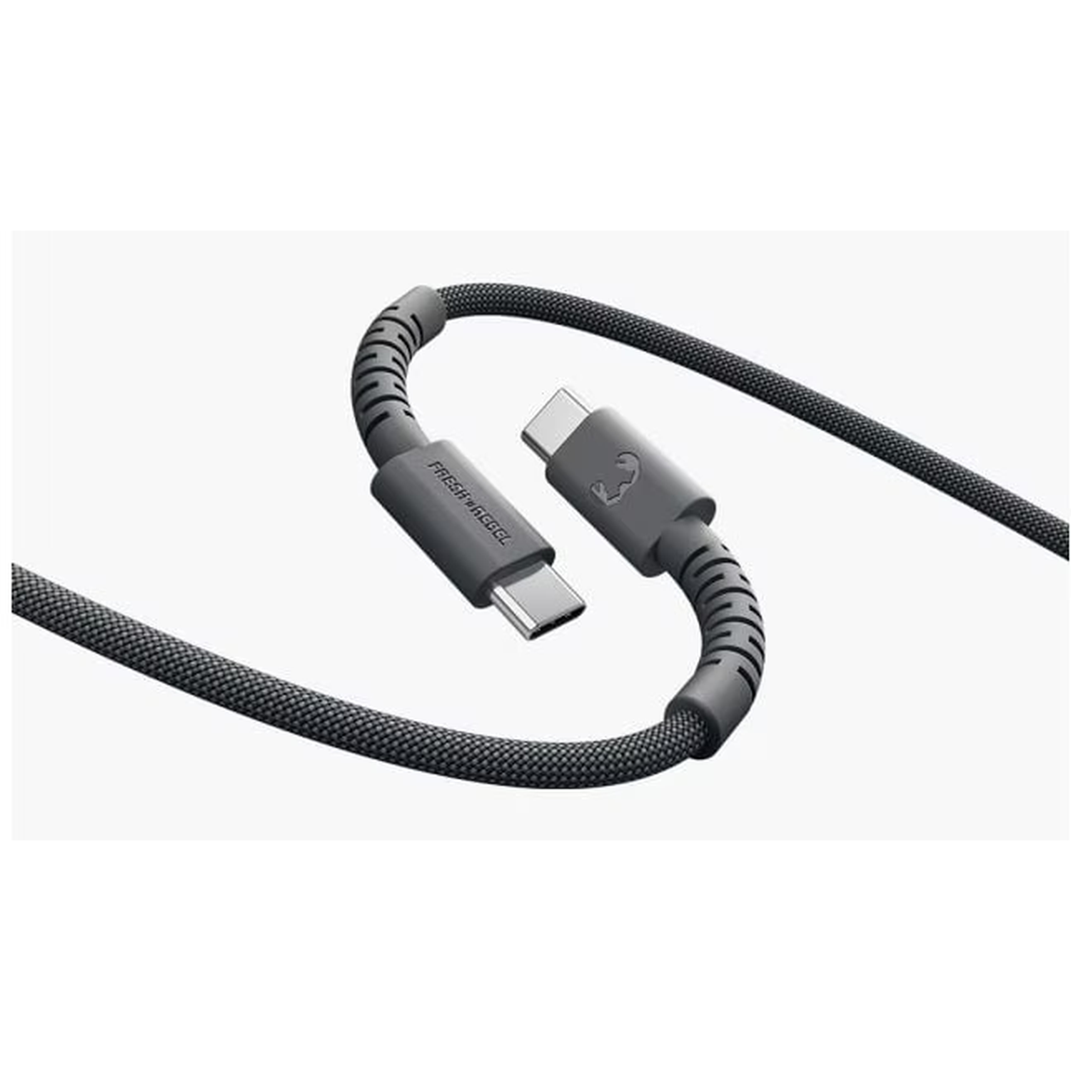 Een close-up van een grijze USB-C-kabel met het FRESH 'n REBEL-logo. Het heeft een stofachtige textuur. De achtergrond is wit.