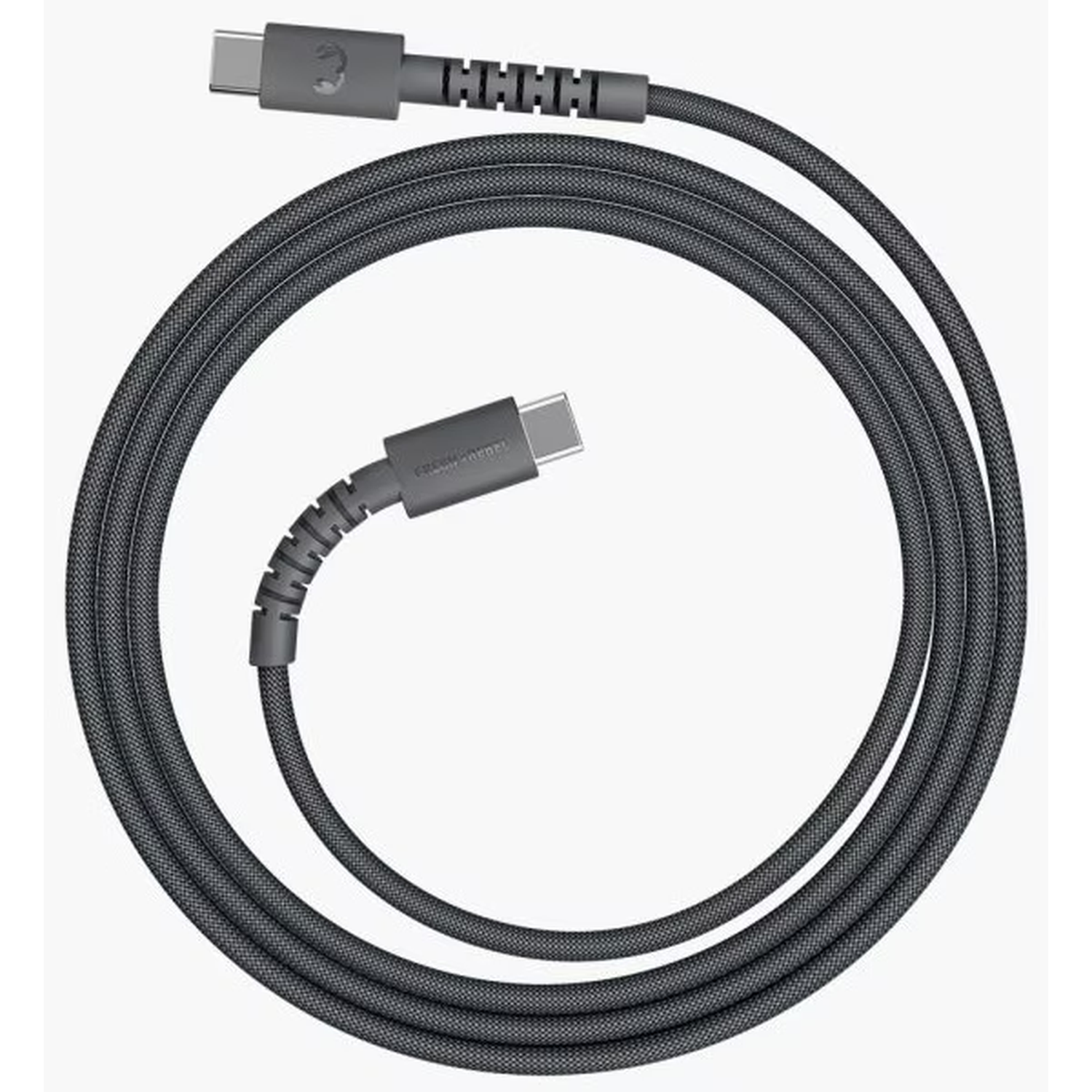 Een donkergrijze USB-C-kabel opgerold op een witte achtergrond. Het heeft twee connectoren, één aan elk uiteinde. De kabel is gevlochten.
