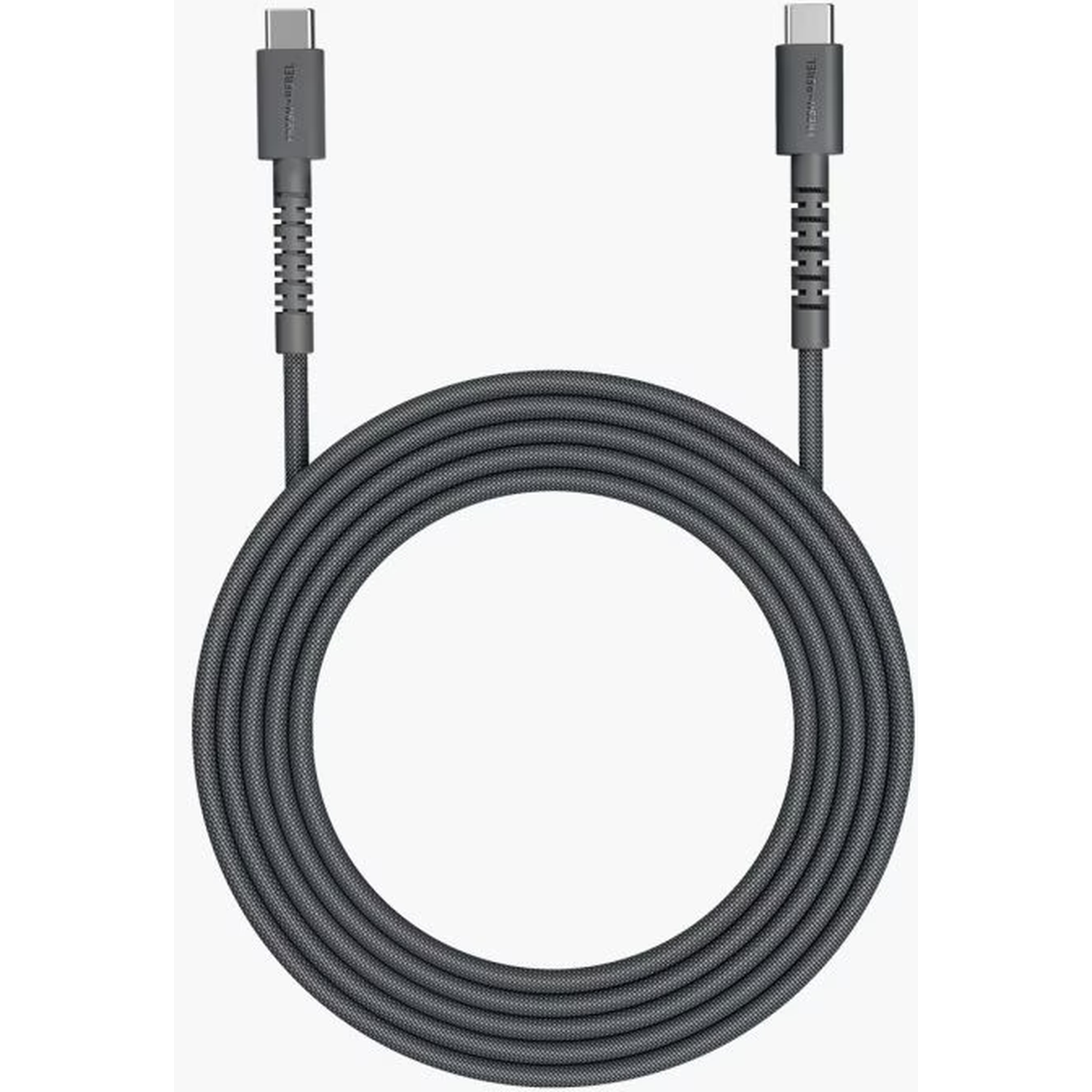 Een grijze USB-C-kabel, opgerold in een cirkel. De kabel heeft twee connectoren en een getextureerd, gevlochten ontwerp. Witte achtergrond.
