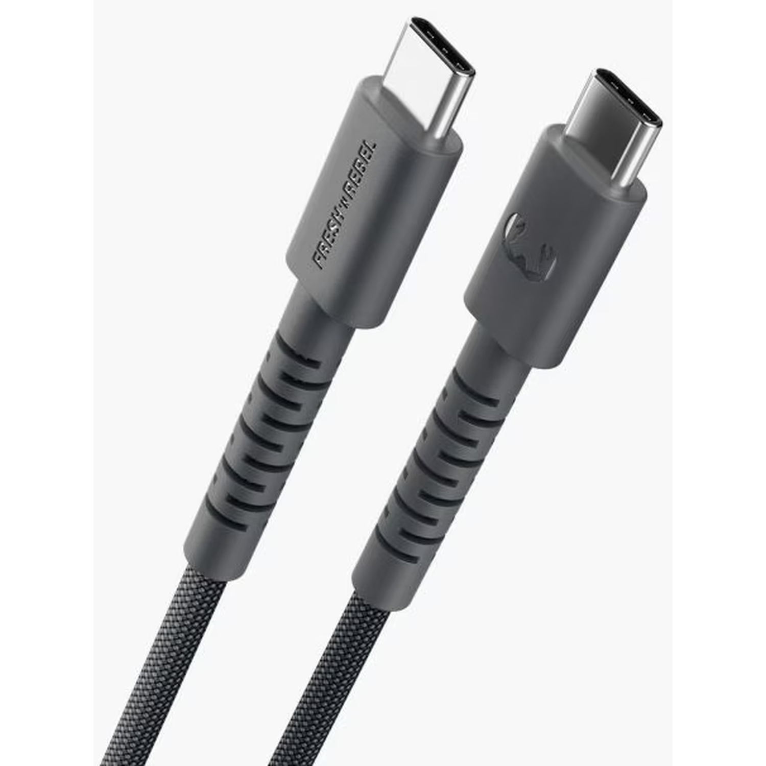 Twee grijze USB-C-kabels. Het Fresh 'n Rebel-logo is zichtbaar. De kabels zijn schuin en hebben een getextureerd, gevlochten ontwerp.