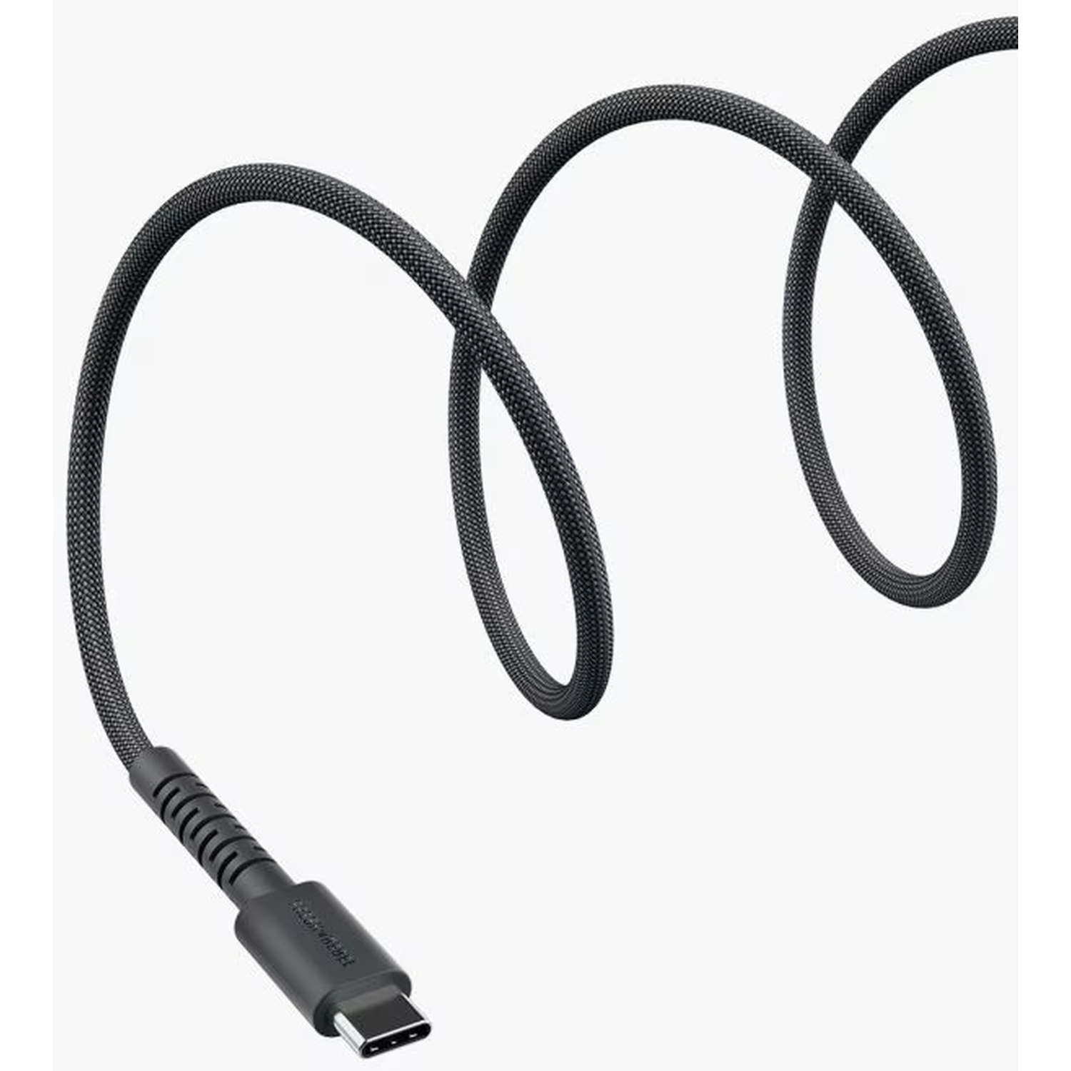 Een zwarte USB-C-kabel is opgerold tegen een witte achtergrond. De kabel heeft een textuur.