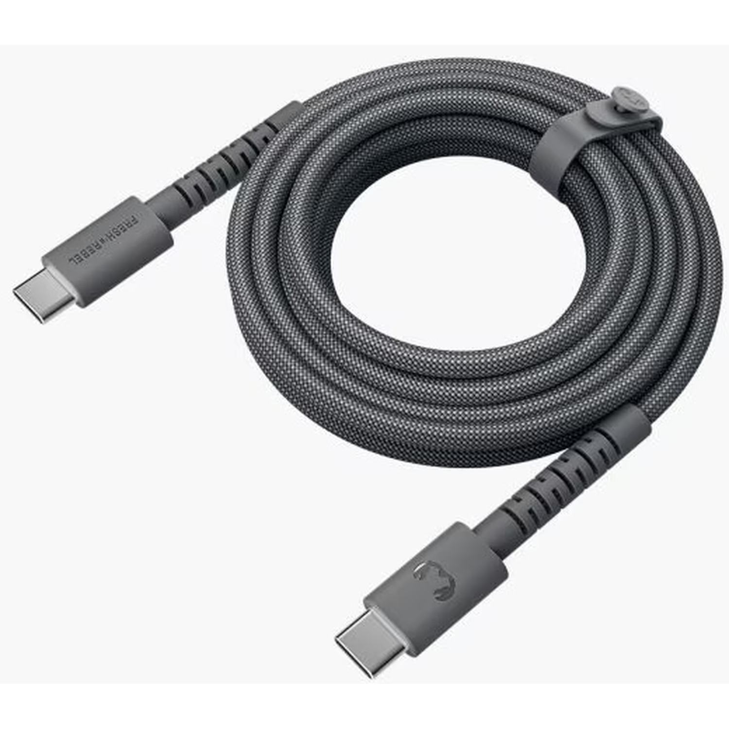 Een grijze USB-C-kabel is opgerold op een wit oppervlak. De kabel heeft connectoren aan elk uiteinde en een band houdt het opgerolde deel vast.