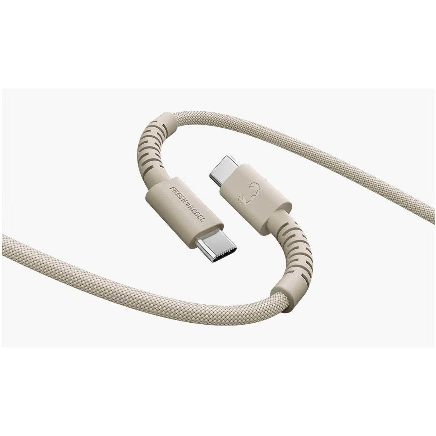 Een beige USB-C-kabel, gebogen in een 'S'-vorm, met een textuurstof. Connectoren aan elk uiteinde, één gemarkeerd met 'Fresh 'n Rebel'.