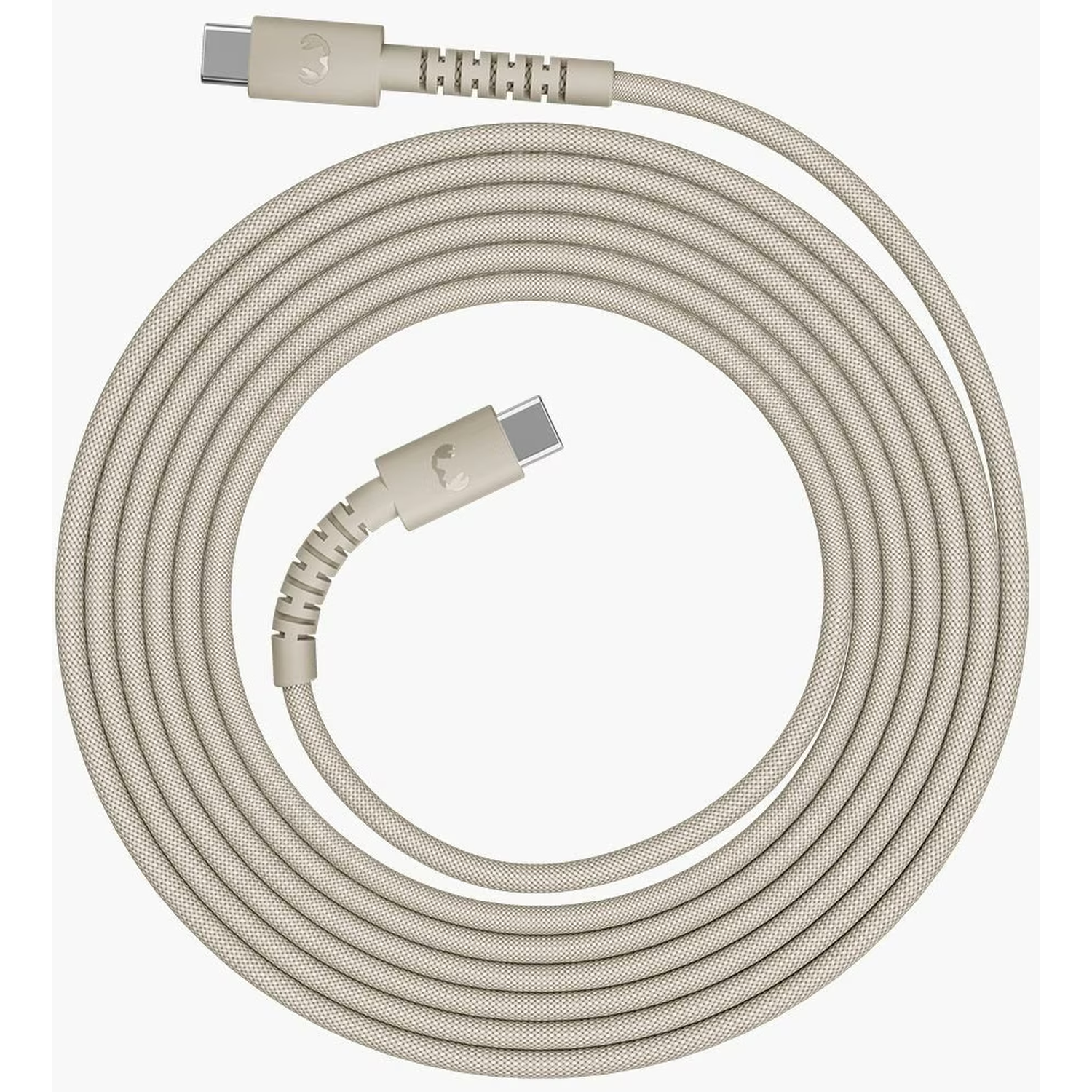 Een opgerolde beige USB-C-kabel ligt op een wit oppervlak. De kabel heeft twee connectoren, met een textuur en een logo.