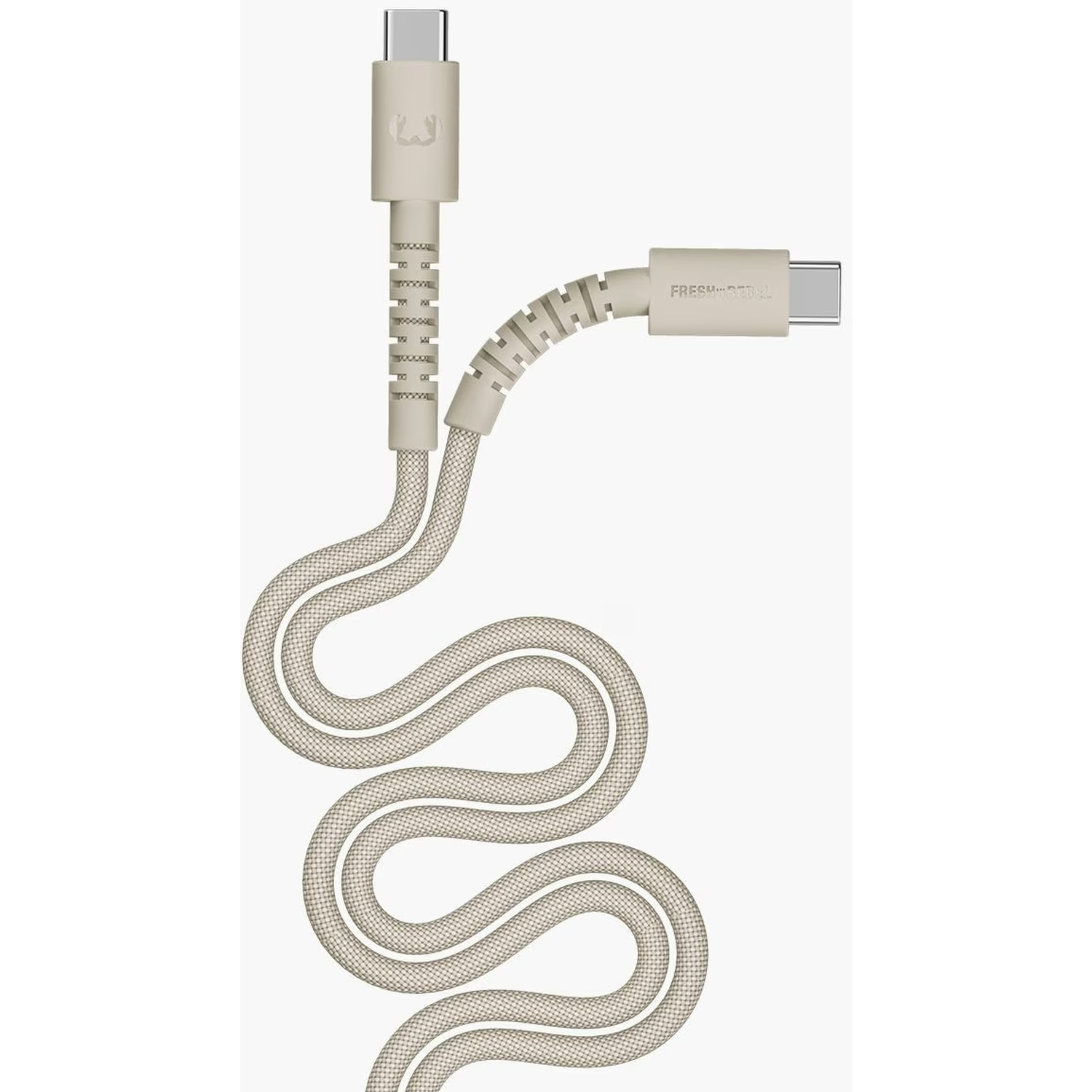 Een beige USB-C-kabel. De kabel is in een S-vorm opgerold. De connectoren zijn beige met de merknaam 'Fresh Rebel' op één.