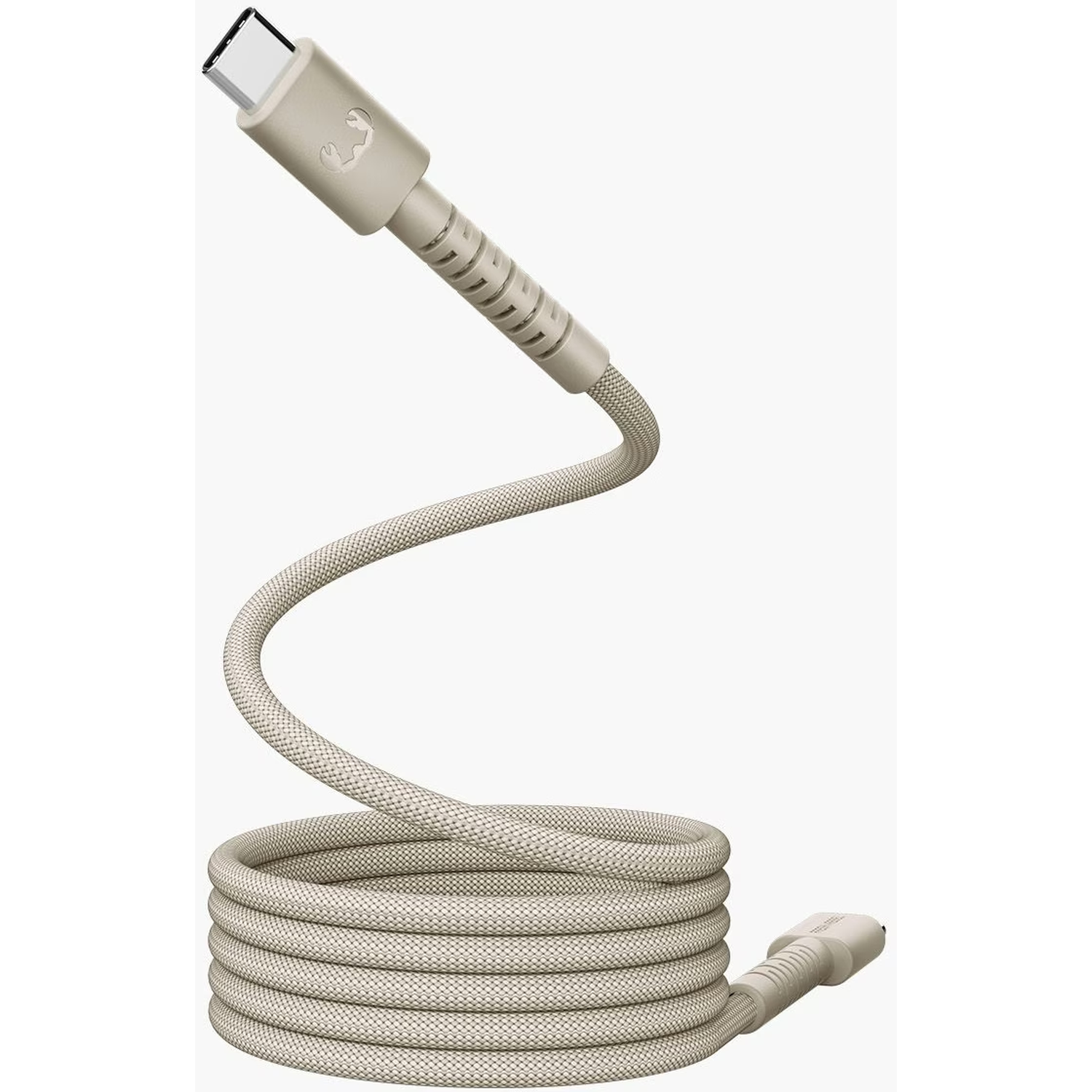 Een beige USB-C oplaadkabel opgerold aan de onderkant, de bovenste connector wijst omhoog. Witte achtergrond.