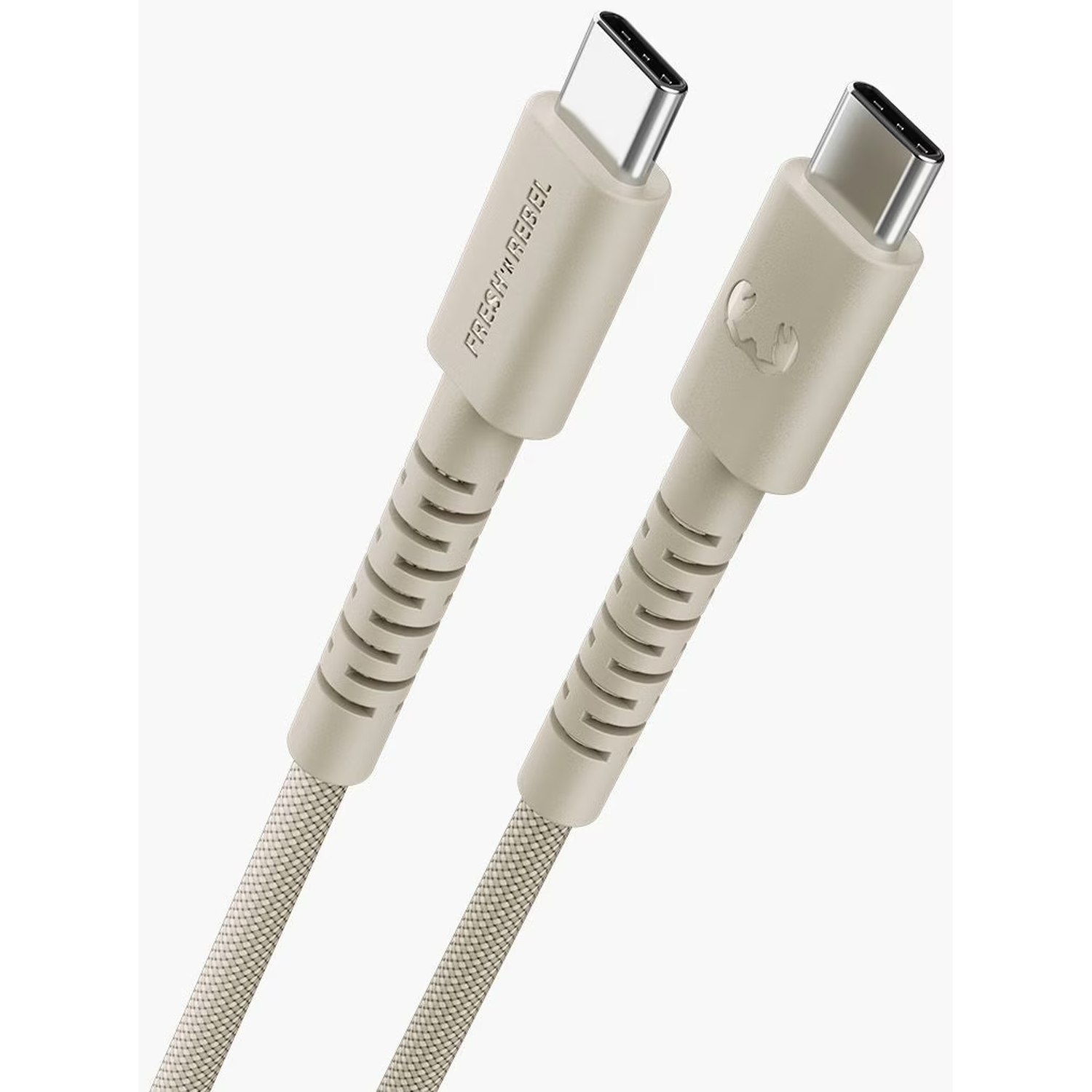 Twee beige USB-C oplaadkabels. Eén kabel heeft de merknaam 'Fresh 'n Rebel' erop gedrukt, de andere heeft een logo.