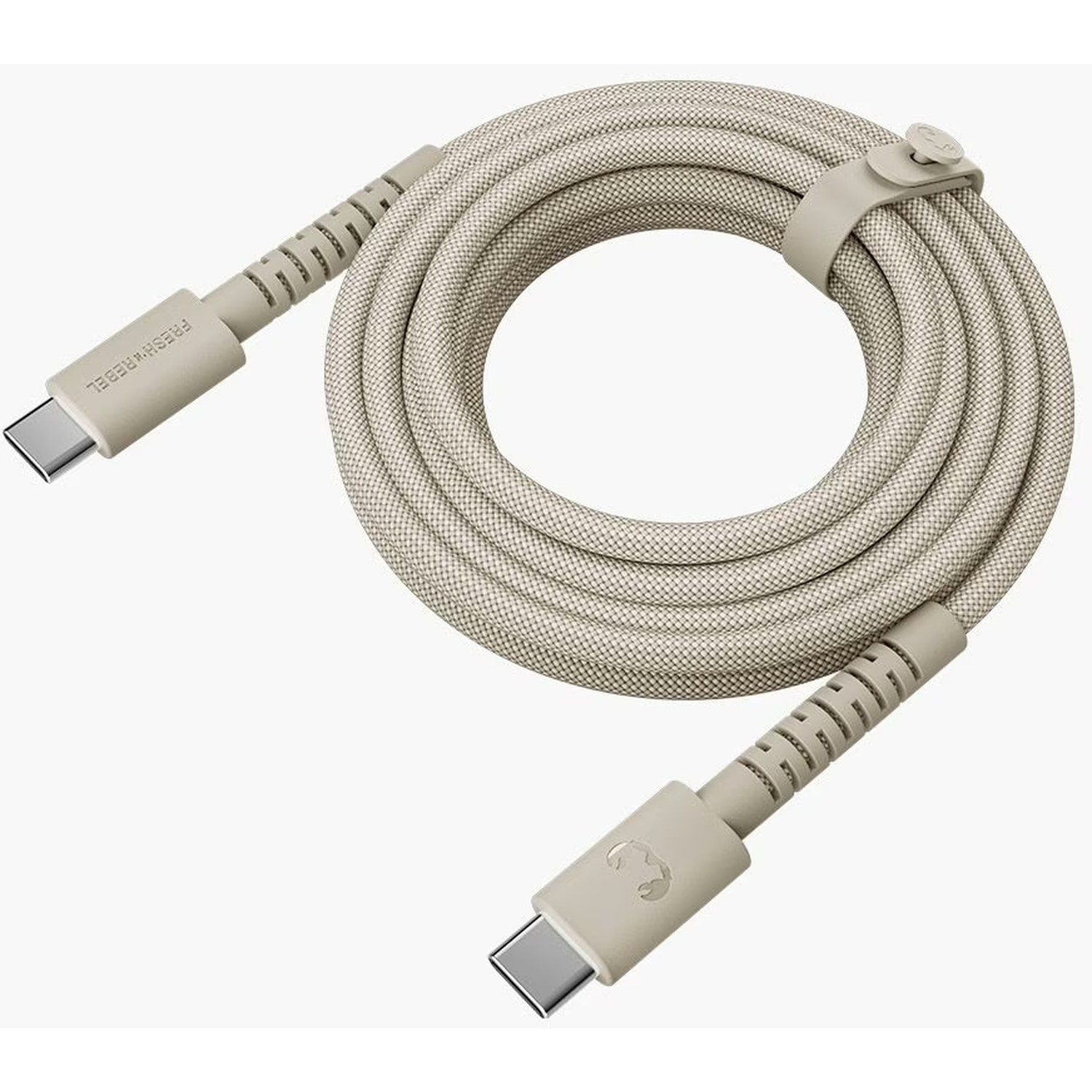 Beige USB-C-kabel opgerold. Connectoren aan beide uiteinden. Kabel wordt bij elkaar gehouden door een beige band. Witte achtergrond.