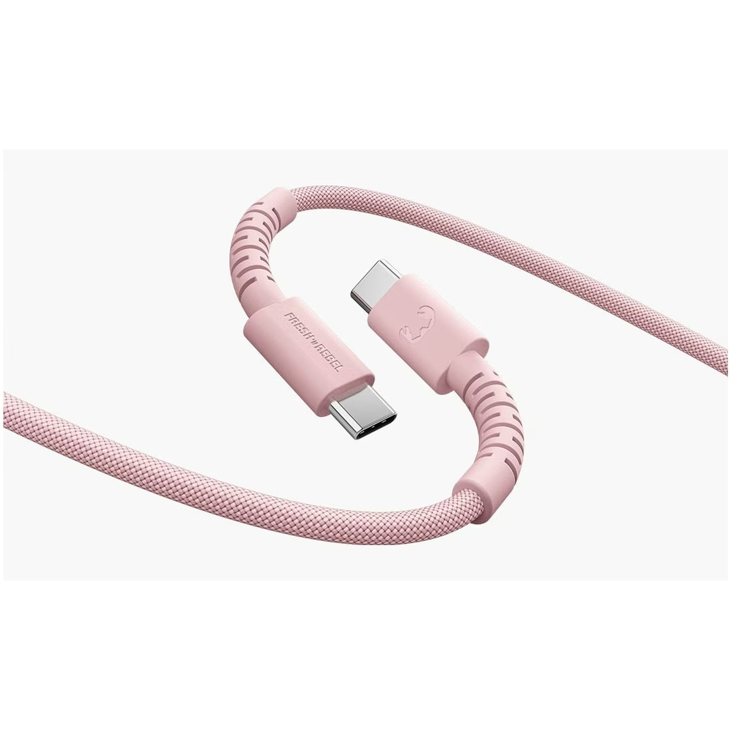 Een roze USB-C-kabel met een textuur die op stof lijkt. De kabel heeft twee connectoren, één met het merk 'FRESH 'n REBEL'.