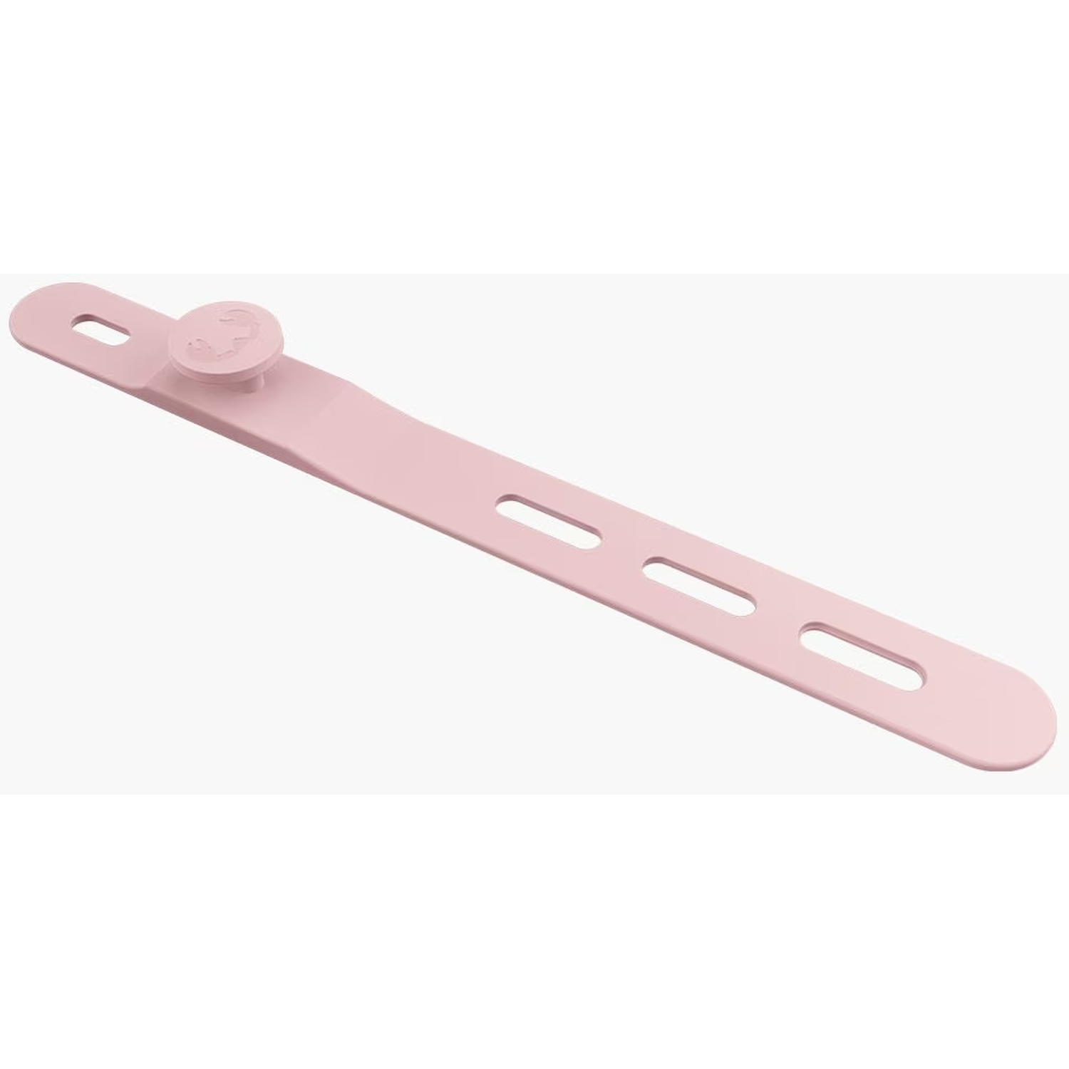 Een lichtroze plastic band met een ronde knop en drie langwerpige gaten. De achtergrond is wit.