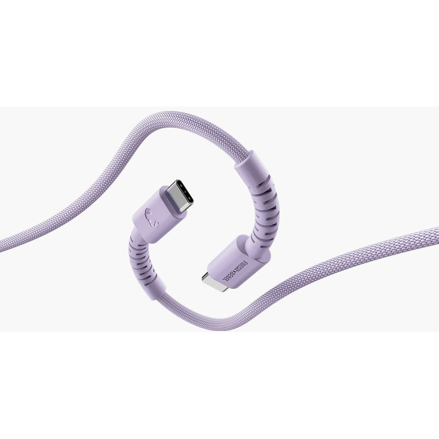 Een lavendelkleurige USB-C-kabel. De kabel is gebogen en heeft een getextureerd oppervlak. De connectoren zitten aan beide uiteinden, één met een logo.