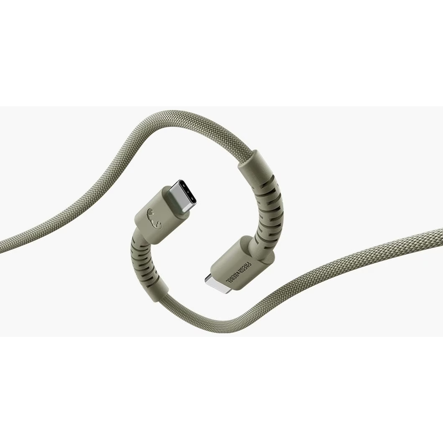 Een gebogen, olijfgroene USB-C-kabel tegen een witte achtergrond. Connectoren en kabel hebben een getextureerd oppervlak. FRESH 'N REBEL staat erop.