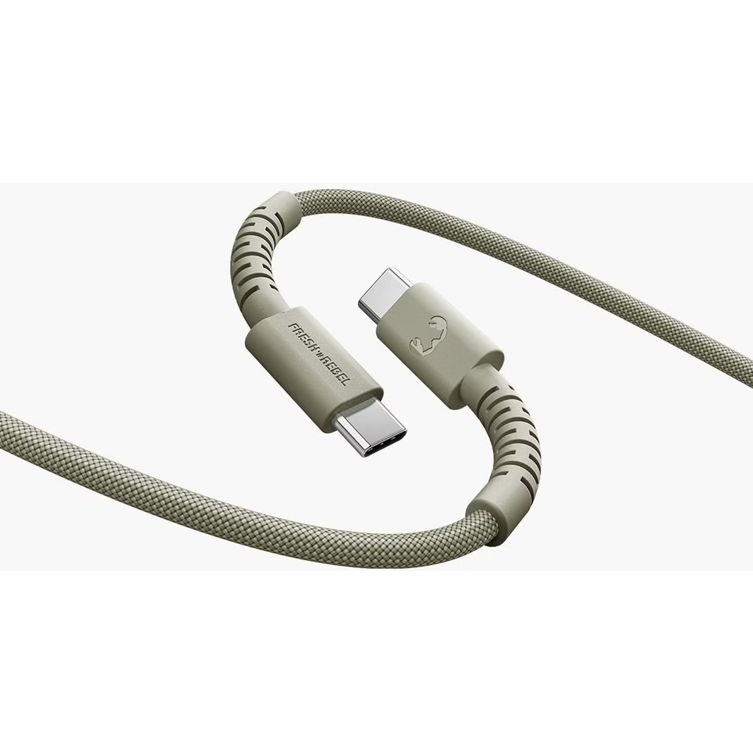 Een grijze USB-C-kabel. De kabel is gebogen en toont de connectoren en de merknaam Fresh 'n Rebel.