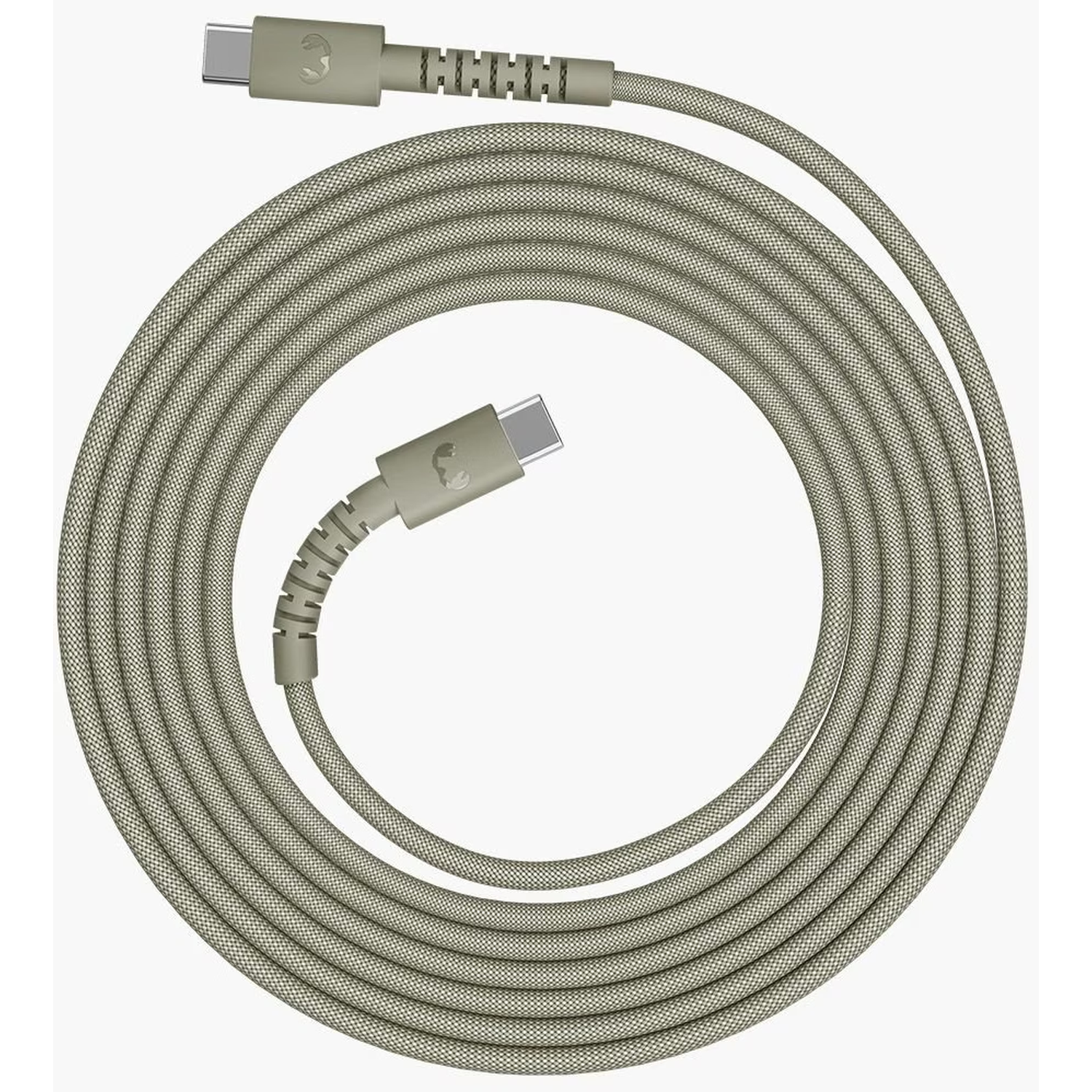 Een opgerolde USB-C-kabel in olijfgroen. Connectoren aan beide uiteinden. De kabel is getextureerd. Achtergrond is wit.