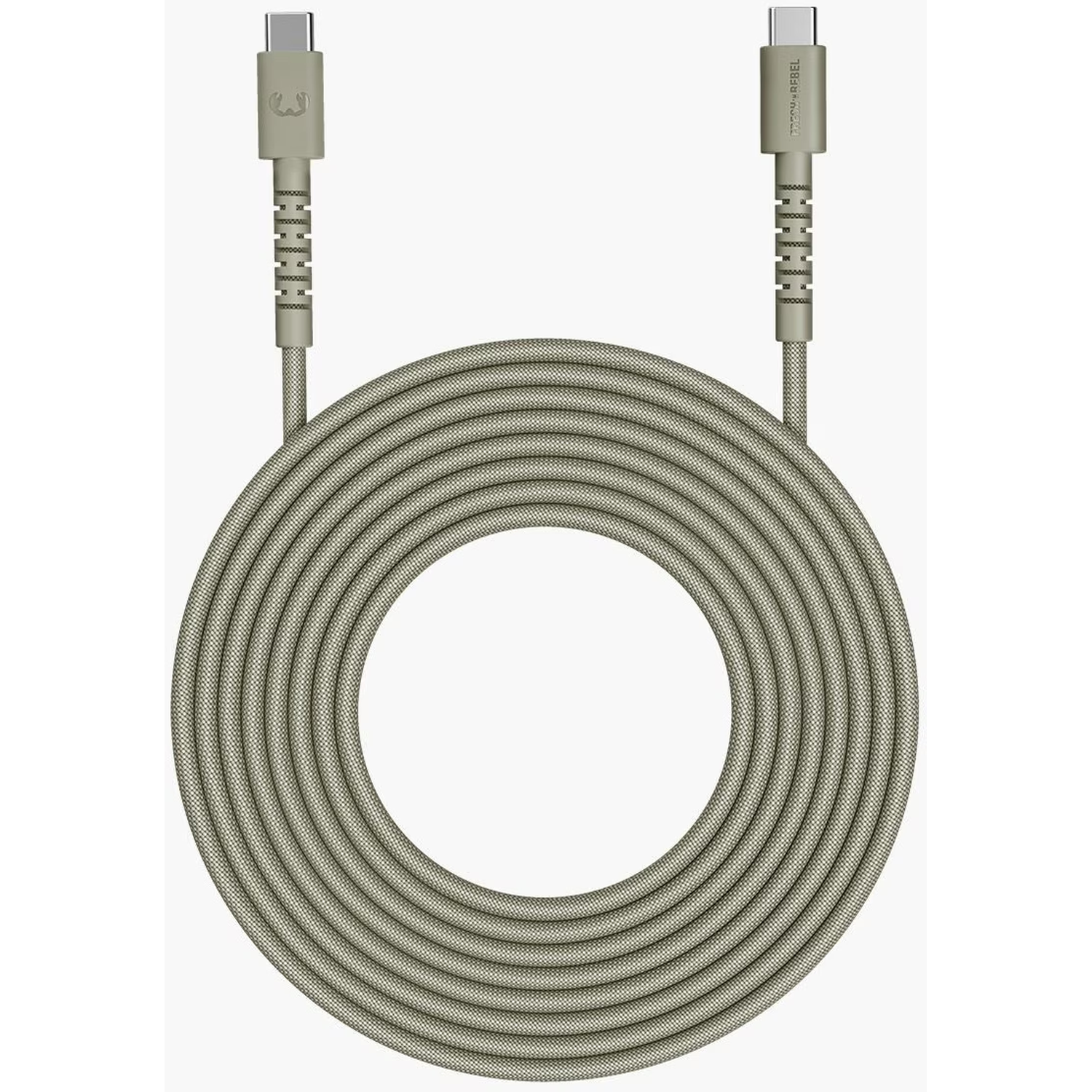 Een USB-C oplaadkabel met een gevlochten olijfgroene kabel opgerold in een cirkelvormig patroon. Connectoren zijn zilver en olijfgroen.