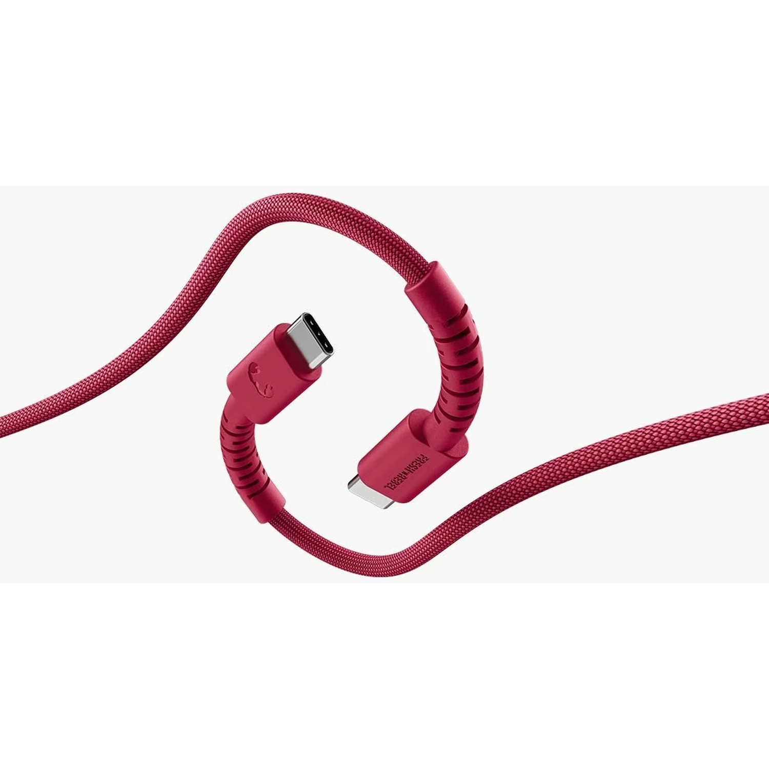 Een rode USB-C-kabel, in een achtvorm gewikkeld, tegen een witte achtergrond. De kabel heeft een stofachtige textuur.
