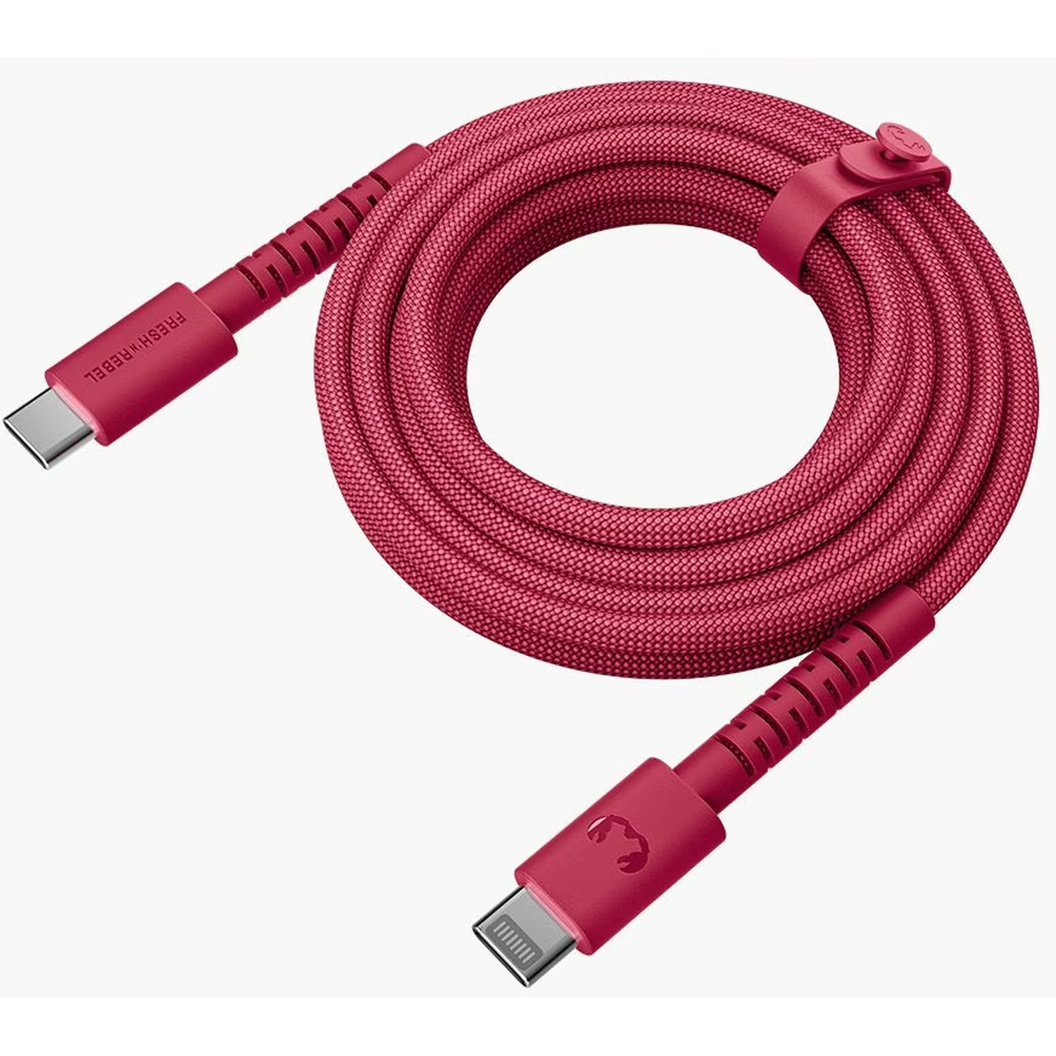 Rode USB-C-kabel opgerold. Connectoren aan beide uiteinden, één met tekst. De kabel is in stof gewikkeld. Witte achtergrond.